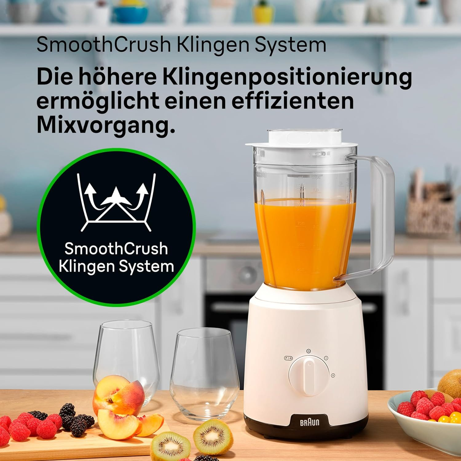 Blender z pomarańczowym płynem. Blender ma tekst, białe tło i ekspozycję owoców.