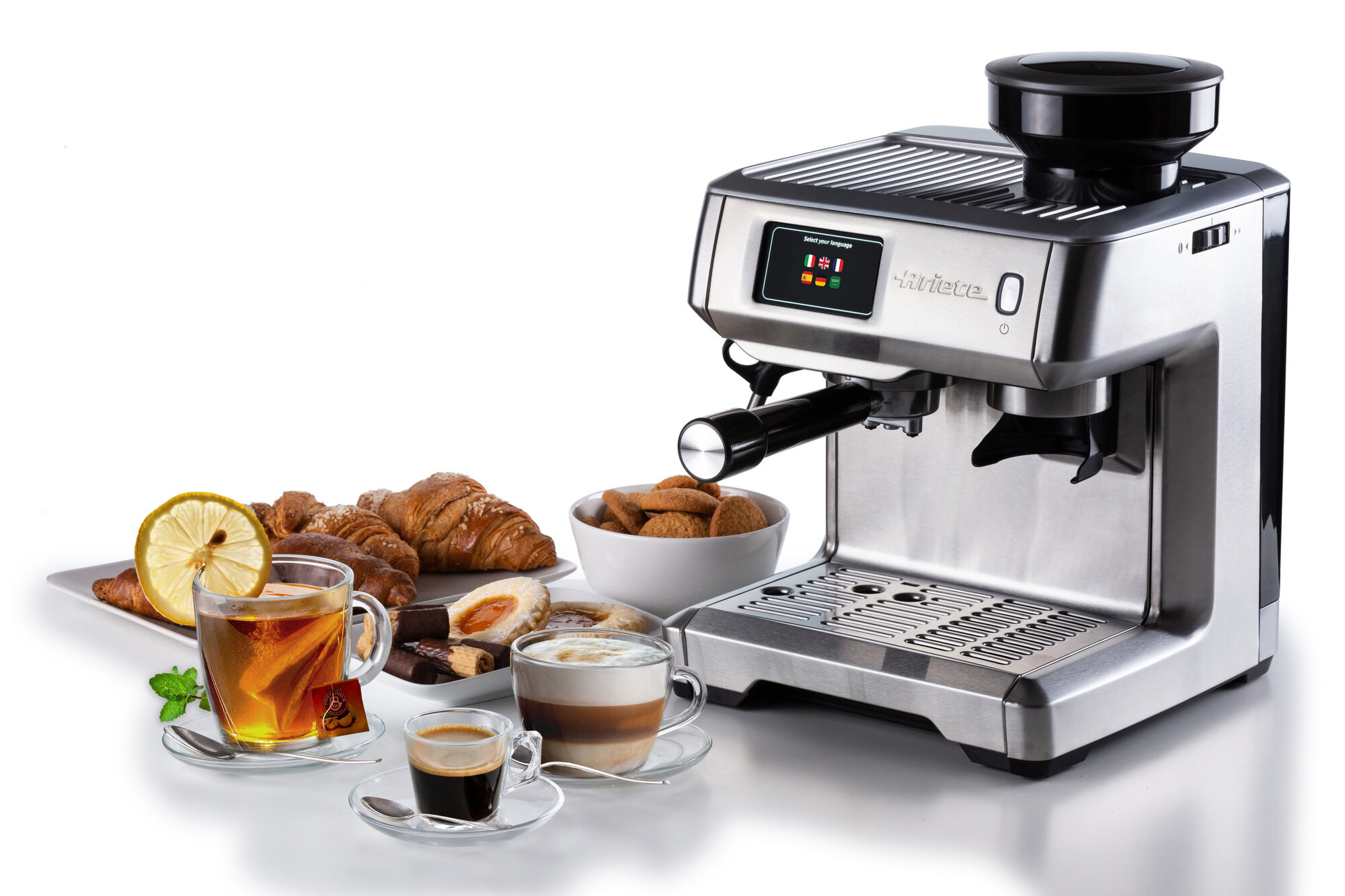 Ein schwarzer Toaster-Ofen auf weißem Hintergrund.