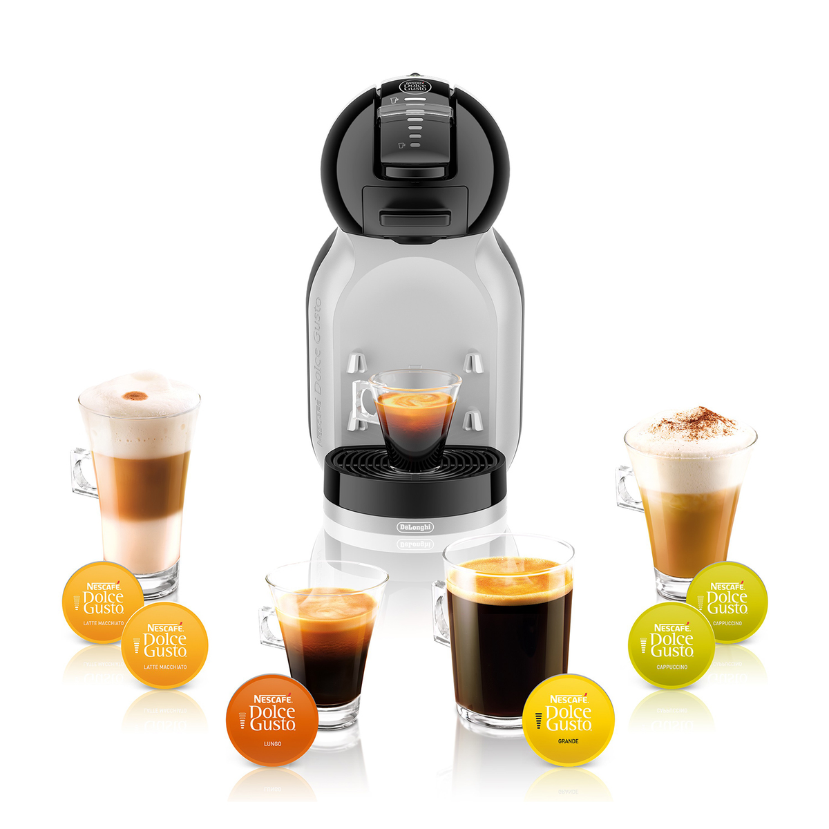 Macchina da caffè con caffè e capsule su sfondo bianco.