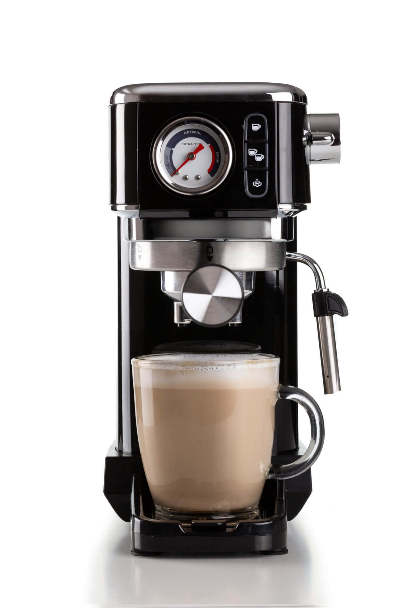 Macchina per espresso nera e argento con una tazza di vetro. Sfondo bianco.
