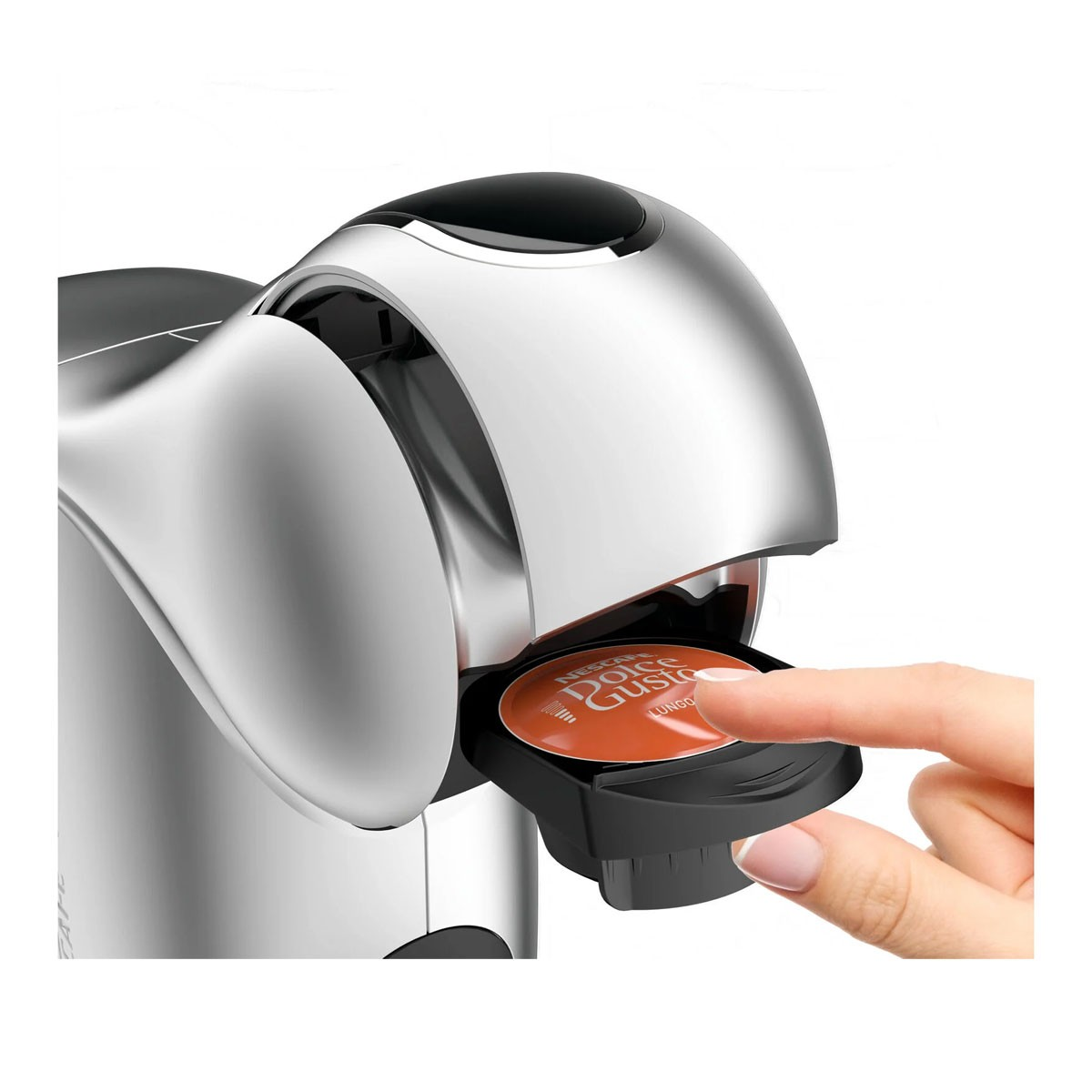 Mano che inserisce una capsula di caffè in una macchina da caffè argento e nera. Sfondo bianco.