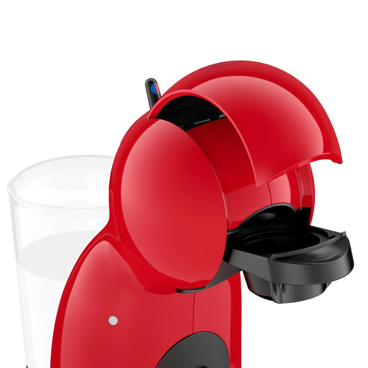 Macchina da caffè rossa con parte superiore aperta, un bicchiere d'acqua accanto. Componenti neri, sfondo bianco.