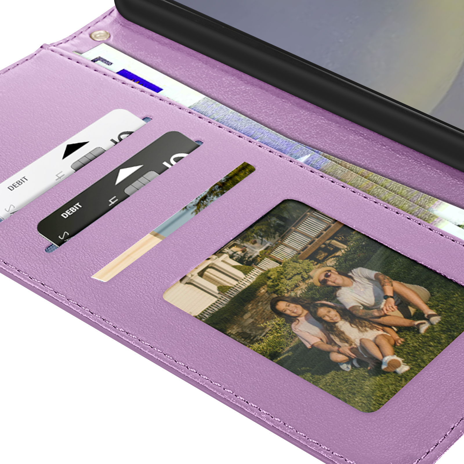 Portafoglio viola con carte di debito, una foto, aperto per mostrare il contenuto.