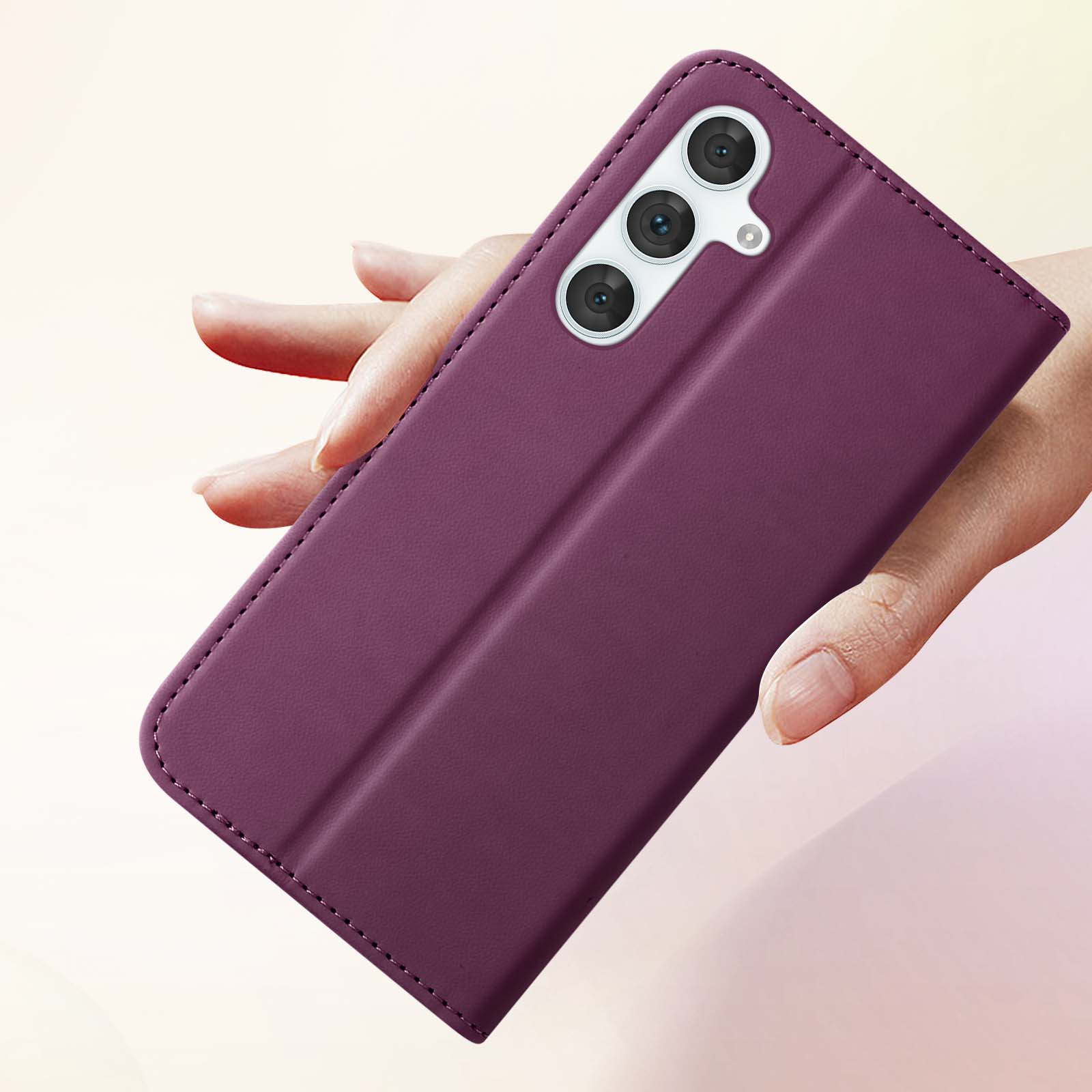 Una custodia viola per telefono in mano, aperta, che mostra un telefono.