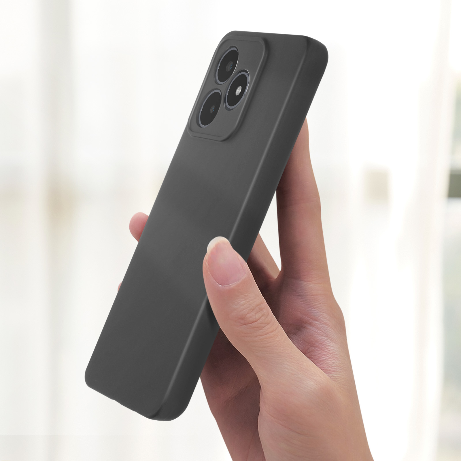 Una mano che tiene una custodia per telefono nera con tre fotocamere e finitura opaca.