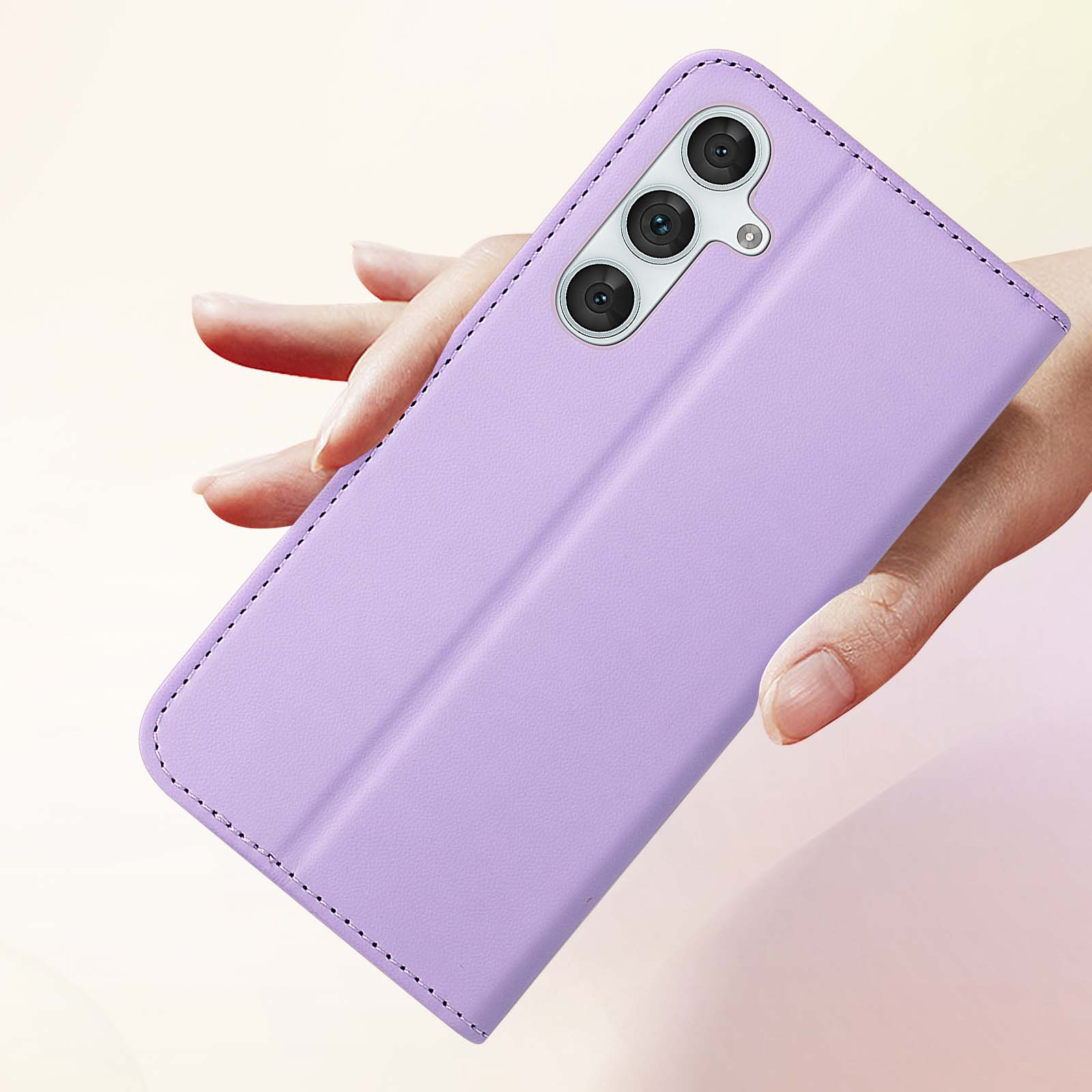 Mano che tiene una custodia per telefono lilla chiaro con configurazione a tripla fotocamera.