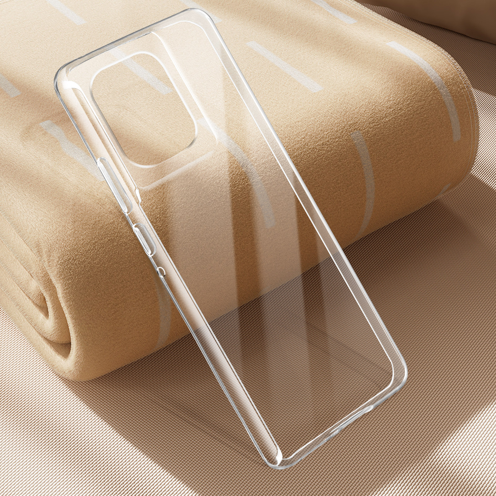 Transparente Handyhülle. Beiger Stoffhintergrund, leicht unscharf.