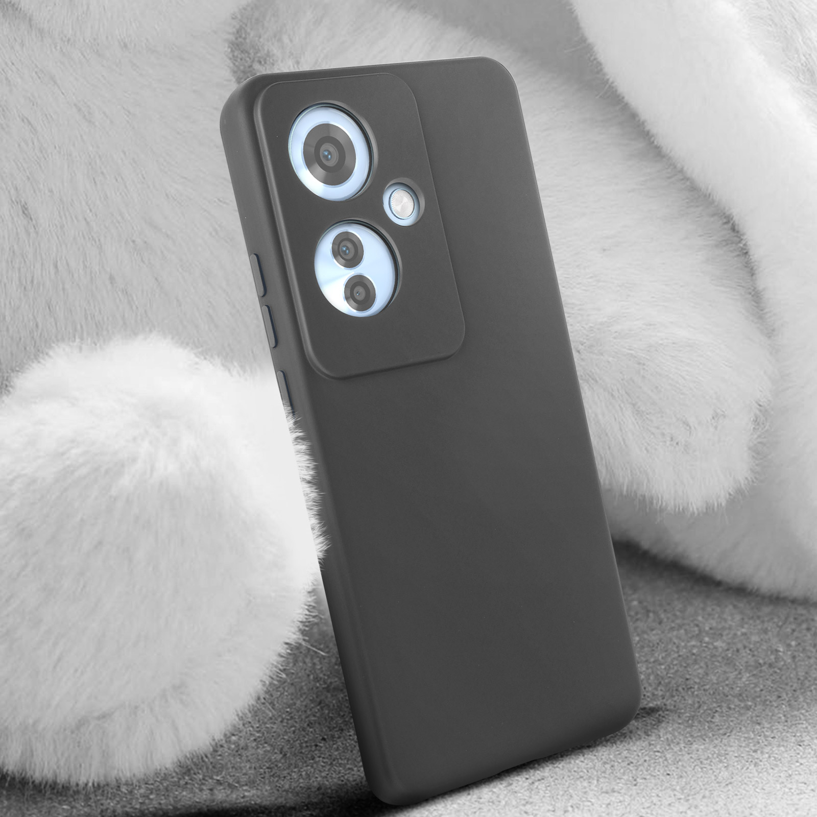Custodia per telefono nera su una superficie bianca e soffice. La custodia ha lenti della fotocamera.