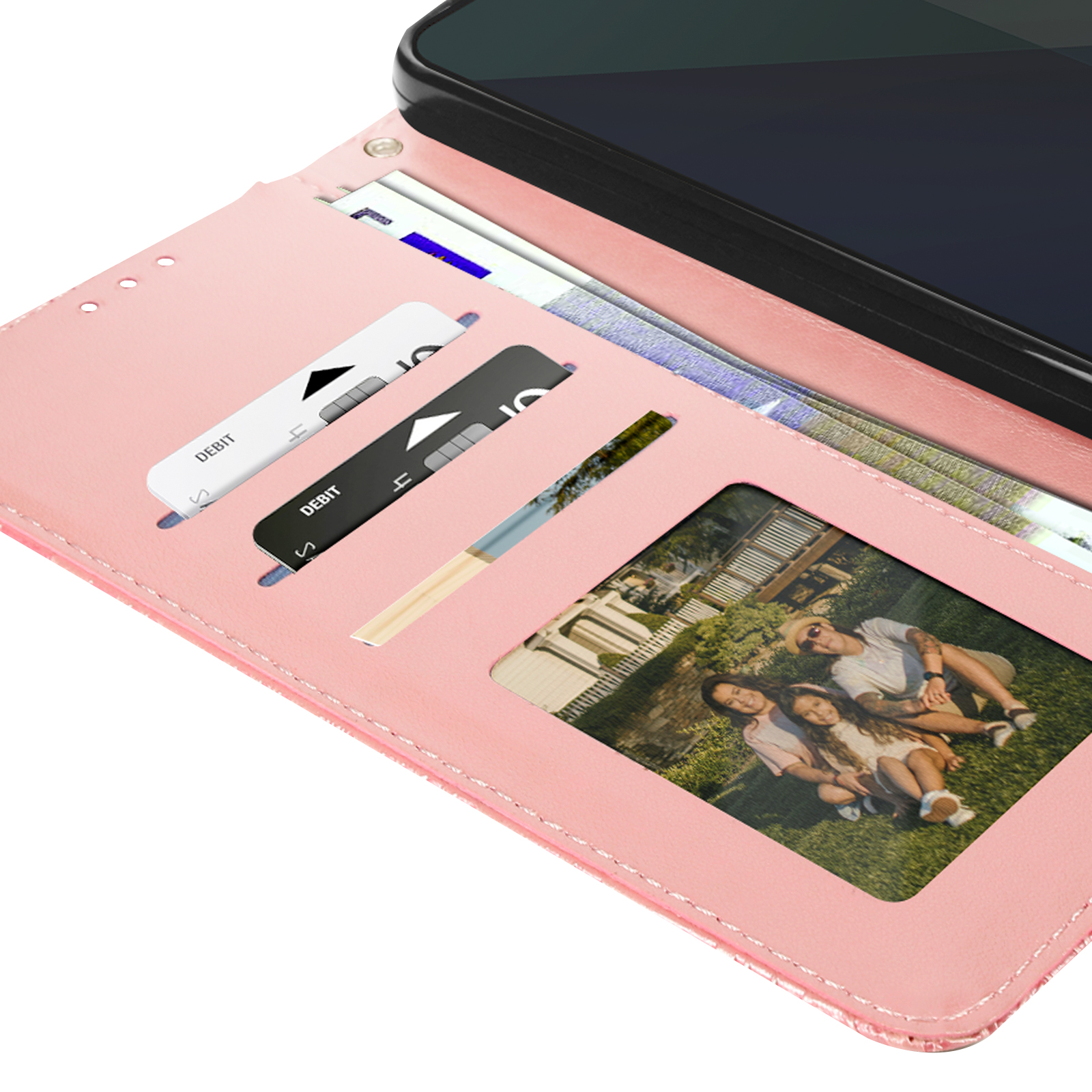 Custodia rosa per telefono, aperta con carte di debito, denaro e foto di famiglia.