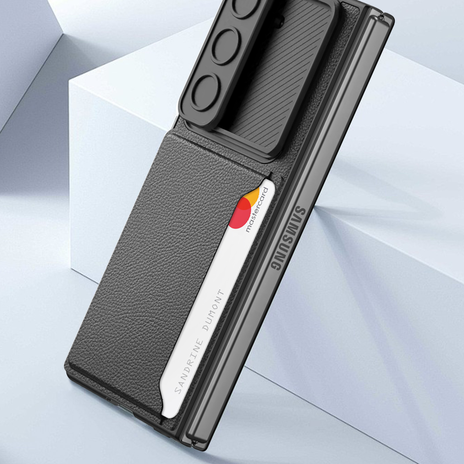 Custodia per telefono nera con slot per carta di credito. Logo Mastercard. Design nero e argento. Sfondo bianco.