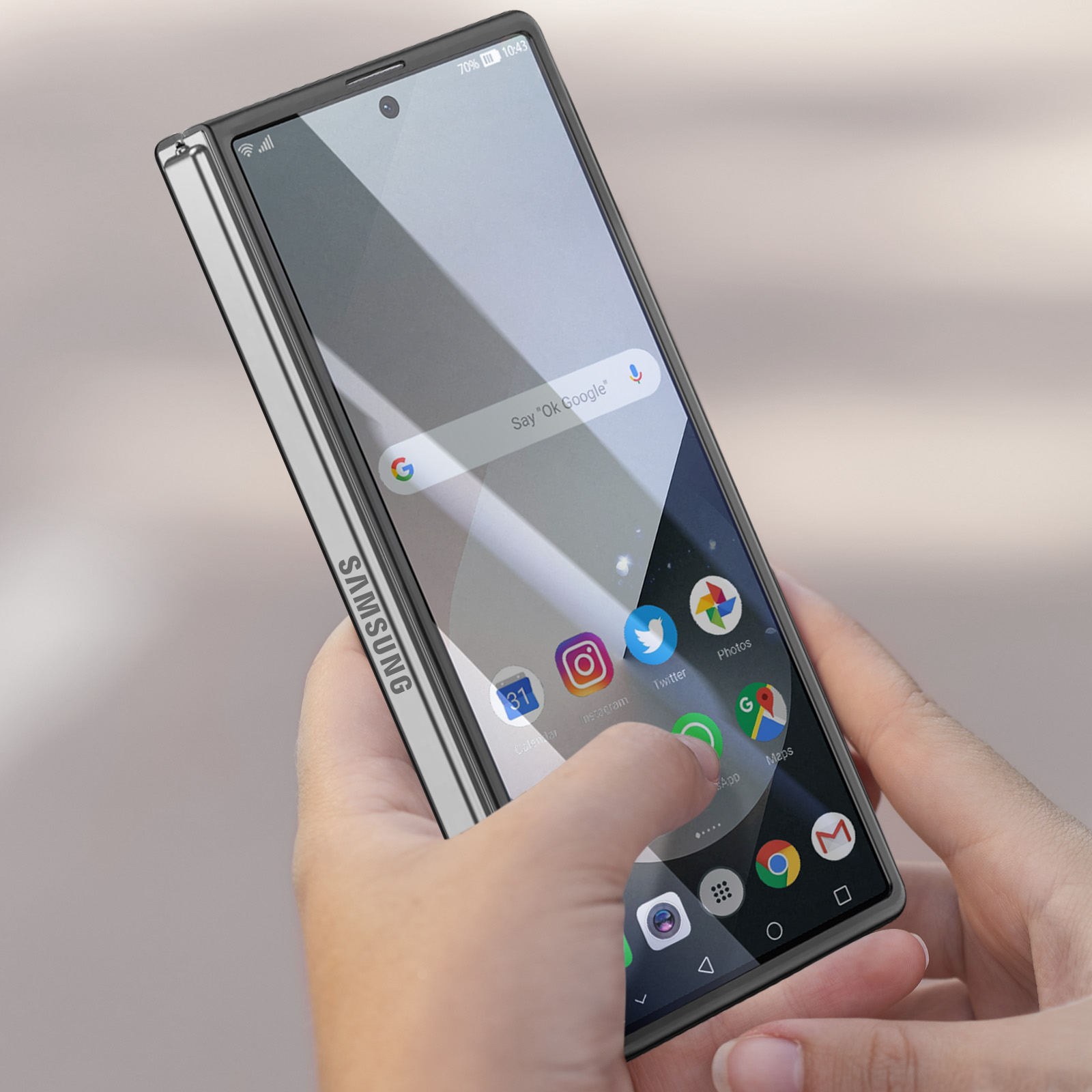 Persona che tiene in mano un telefono Samsung, mostrando lo schermo aperto con le app.