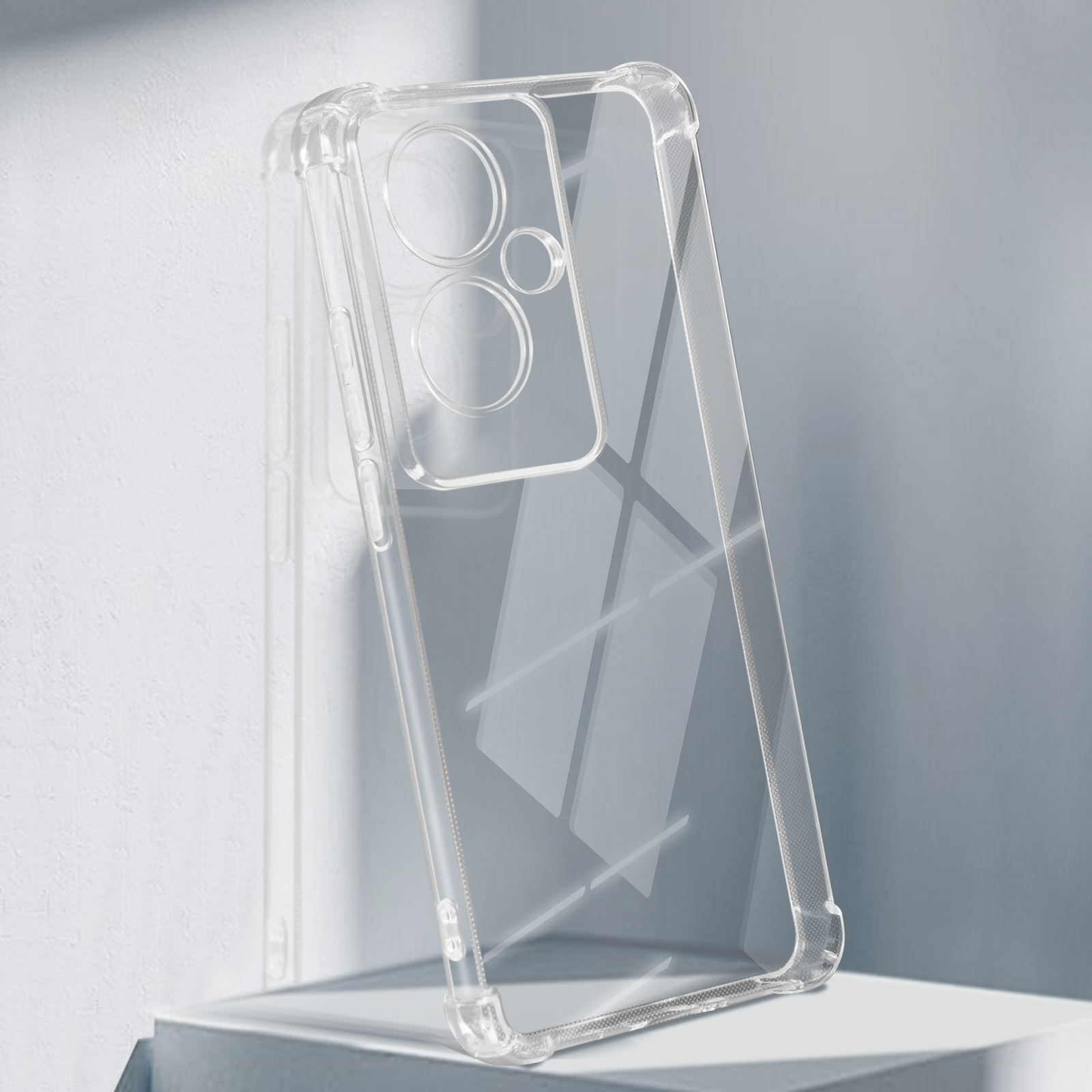 Custodia trasparente per telefono su un supporto bianco. È trasparente con un ritaglio per la fotocamera.