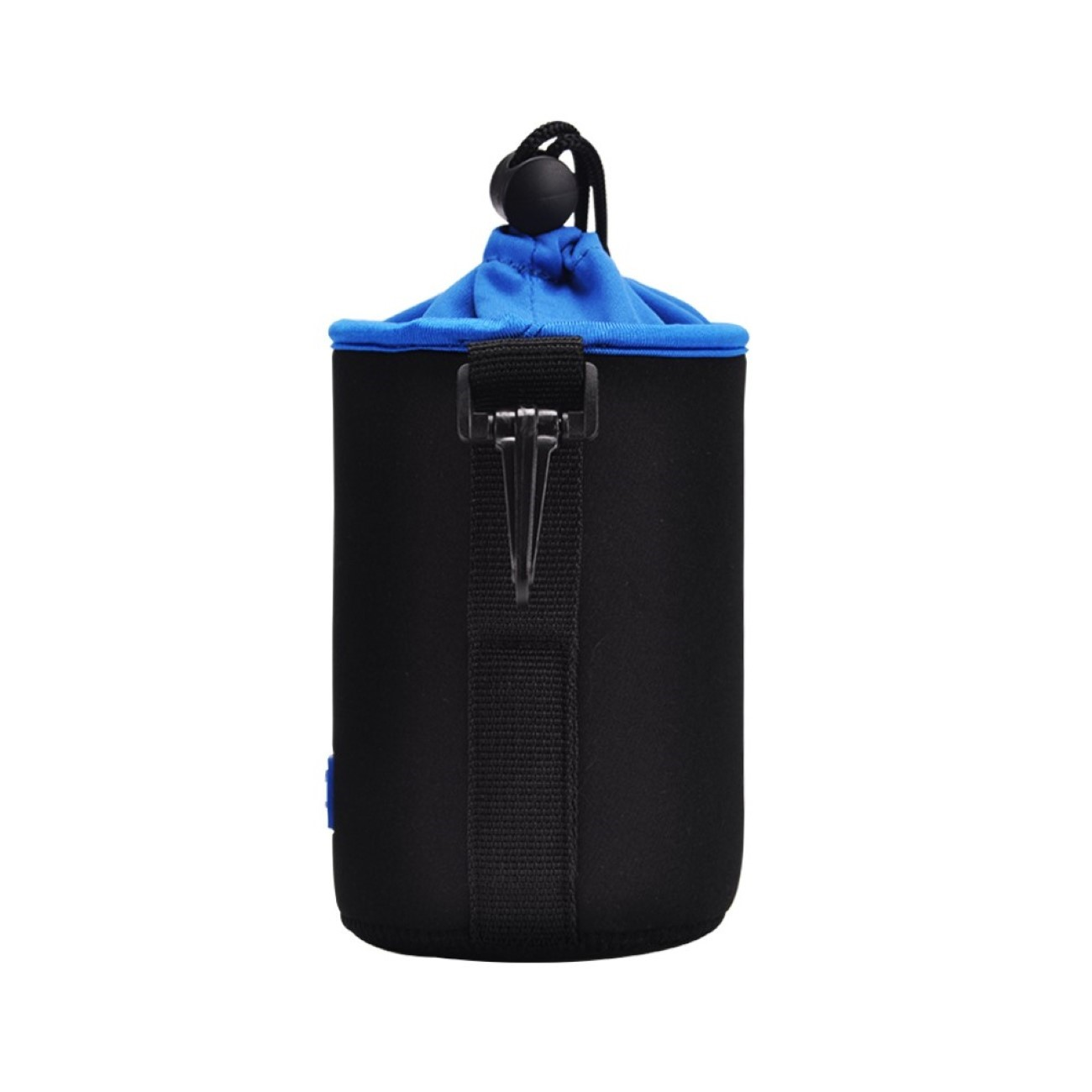 Eine schwarz-blaue Objektivtasche mit Kordelzugverschluss wird vor weißem Hintergrund gezeigt.