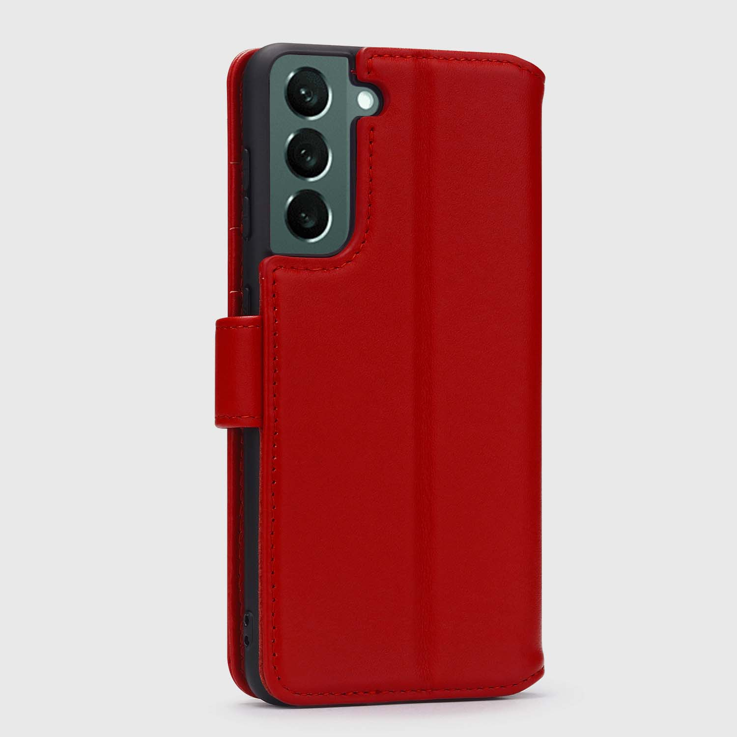 Rode leren telefoonhoes, gesloten. Het heeft een flap en een magnetische sluiting. De binnenkant is zwart.