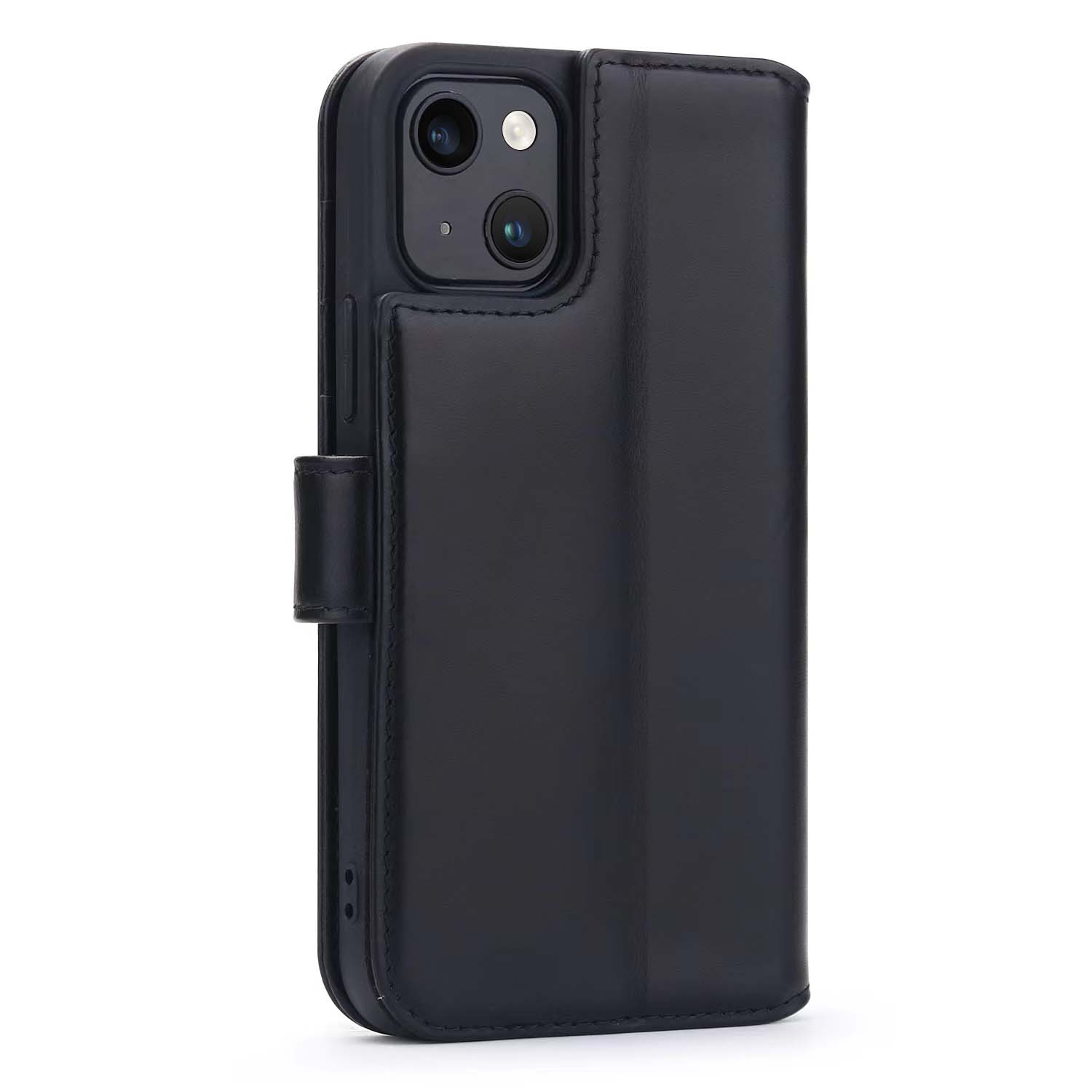 Zwarte leren telefoonhoes, gesloten. Het heeft een flap en een magnetische sluiting. De achterkant heeft een camera-uitsparing.