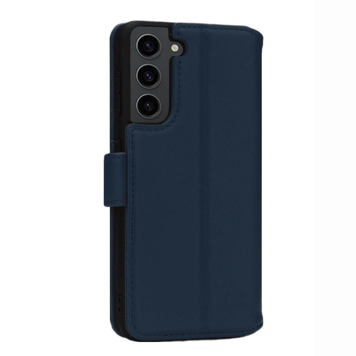 Donkerblauwe telefoonhoes, leerachtig, met flap en knoopsluiting. Drievoudige camera zichtbaar.