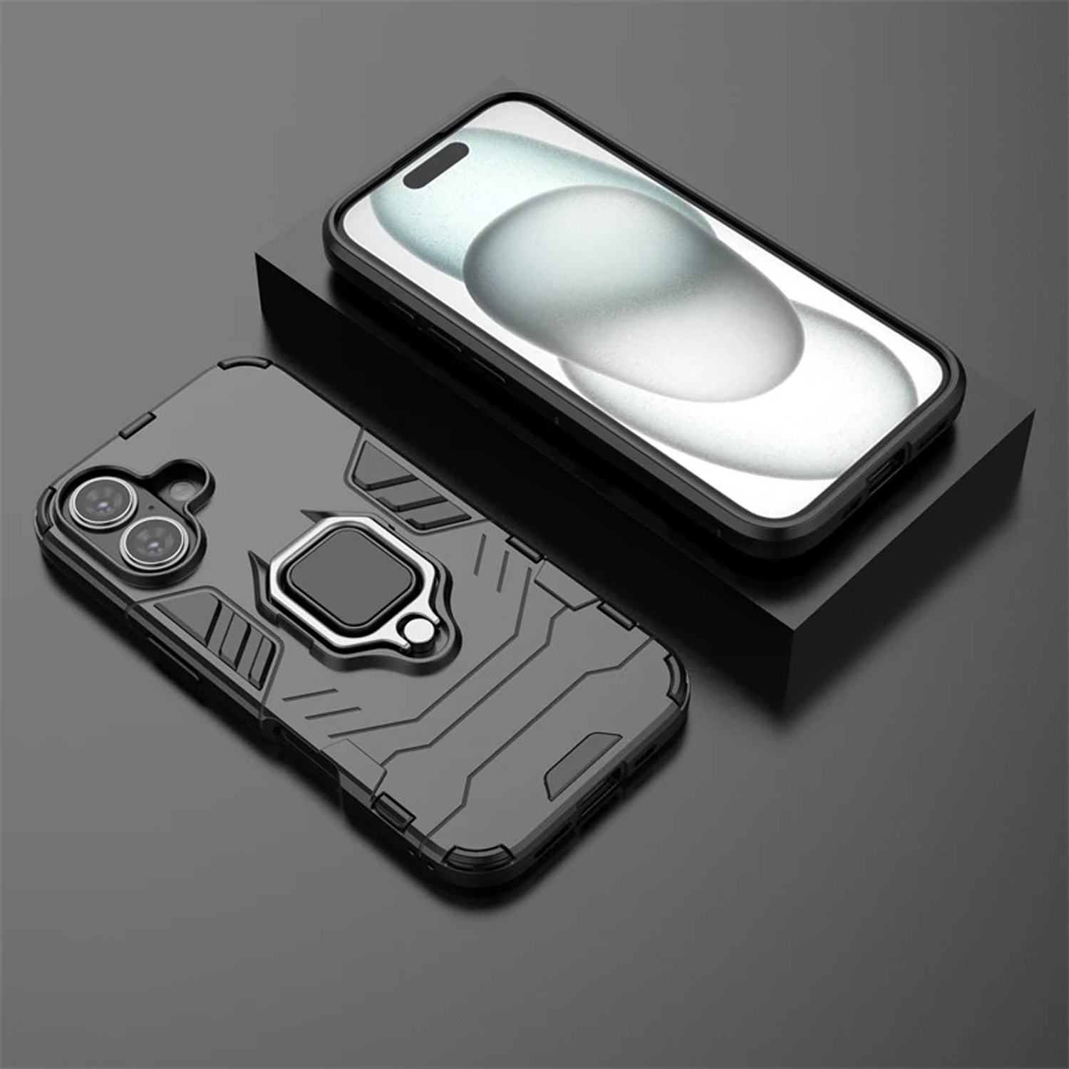 Twee telefoonhoesjes: één met telefoon erop, één met camera-uitsparingen en een ring. Beide zwart.