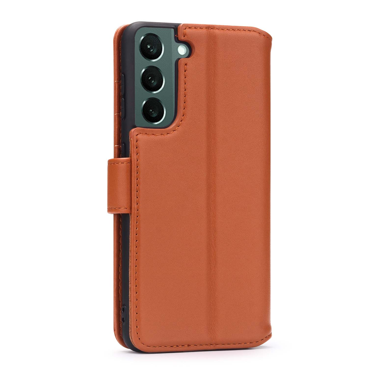 Oranje leren telefoonhoes met magnetische sluiting, met een telefoon erin. Witte achtergrond.