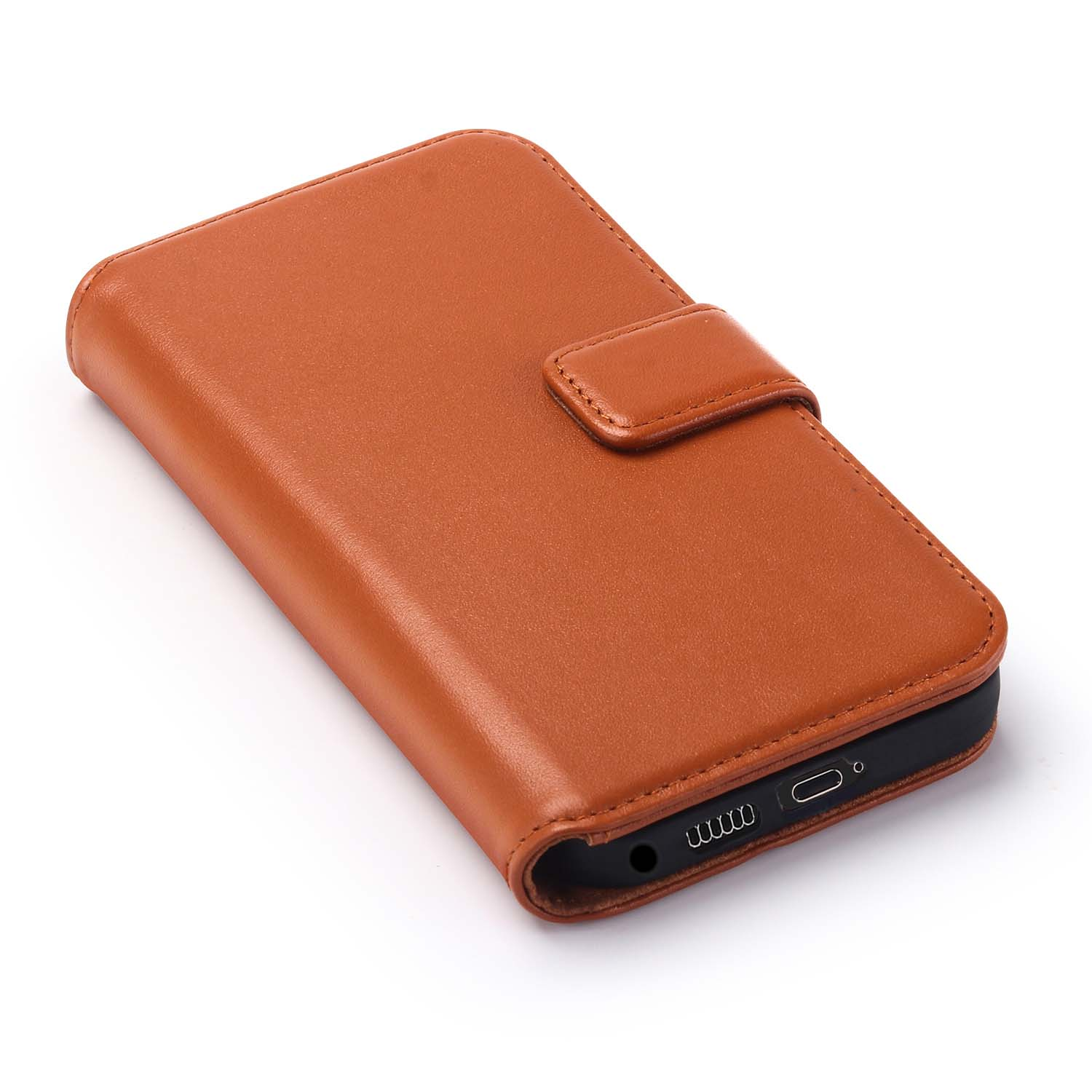 Bruin leren telefoonhoesje, gesloten, met een magnetische sluiting. Witte achtergrond.