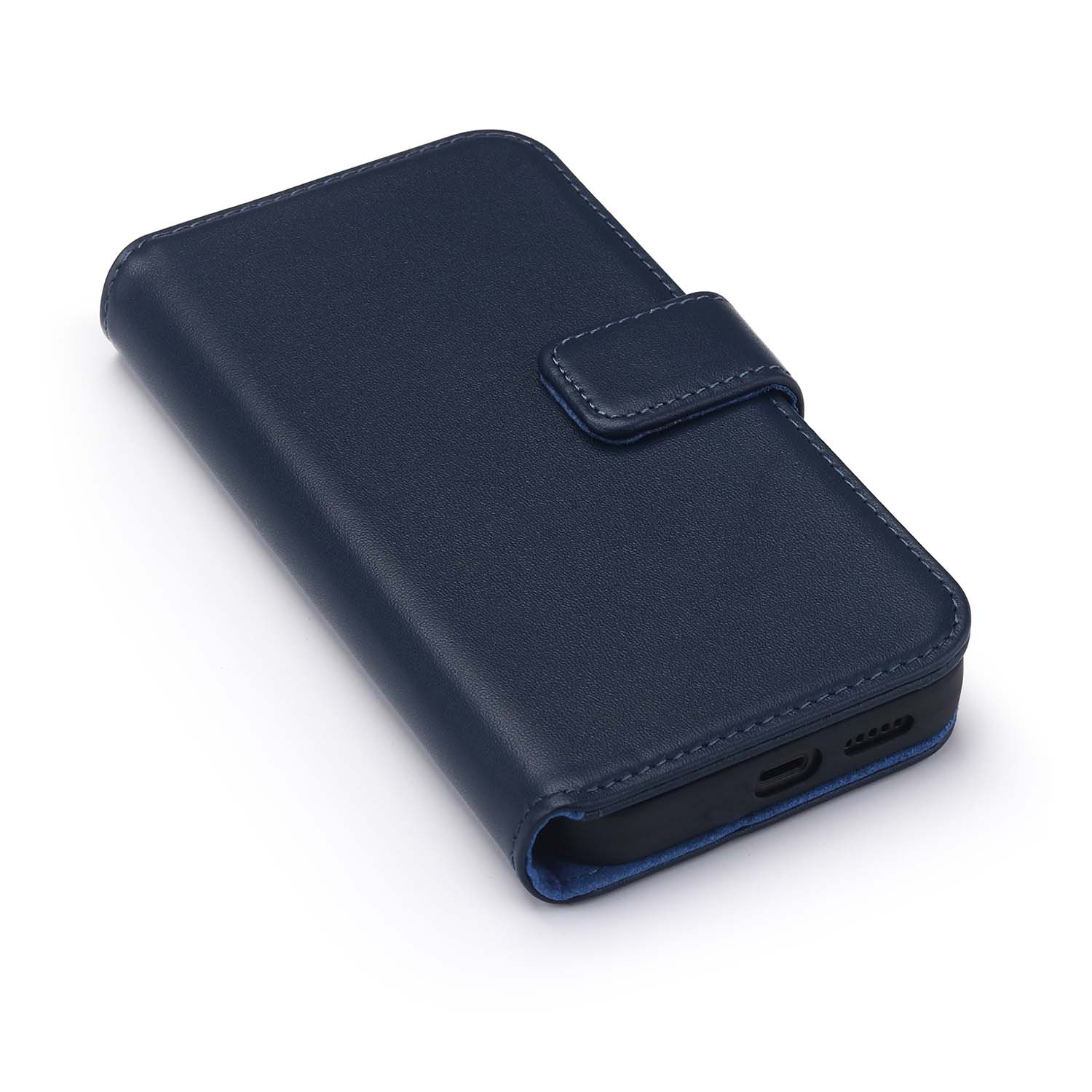Donkerblauwe leren telefoonhoes met magnetische sluiting, gesloten en op wit.