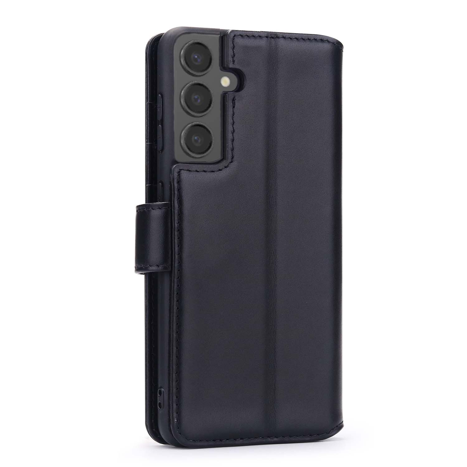 Zwarte telefoonhoes met drie camera's en magnetische sluiting op een witte ondergrond.