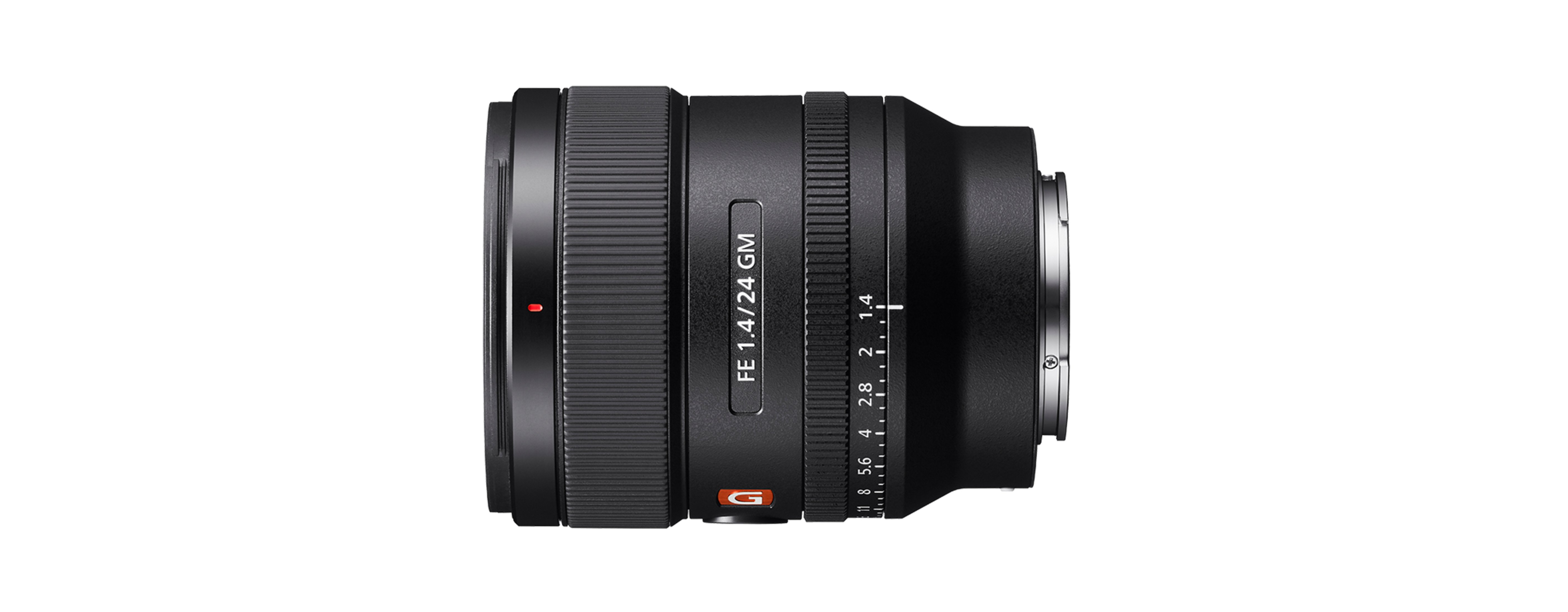 Czarny obiektyw aparatu z oznaczeniami i szczegółami obiektywu, odizolowany na białym tle. To zbliżenie.