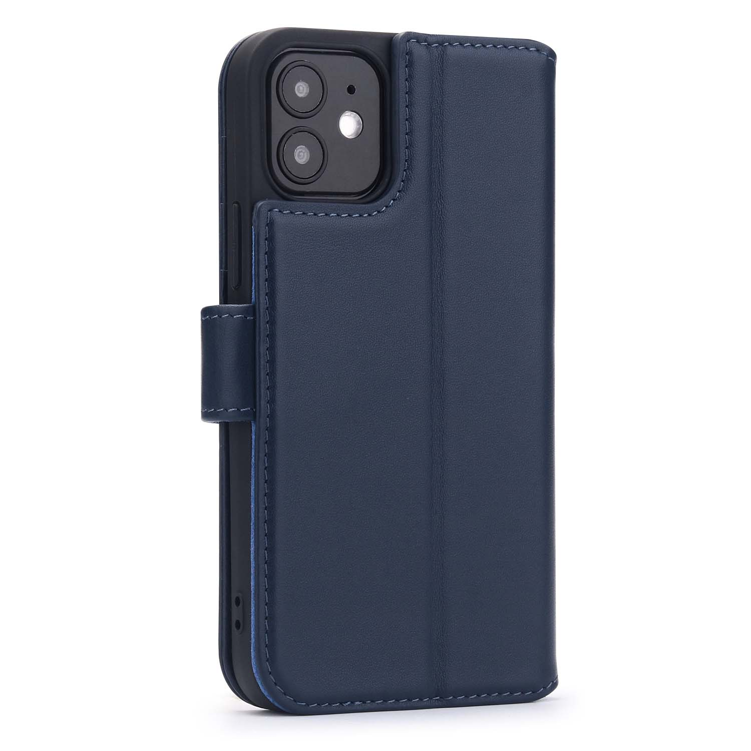 Een marineblauw telefoonhoesje met telefoon erin, op een witte achtergrond. De hoes heeft een magneetsluiting.