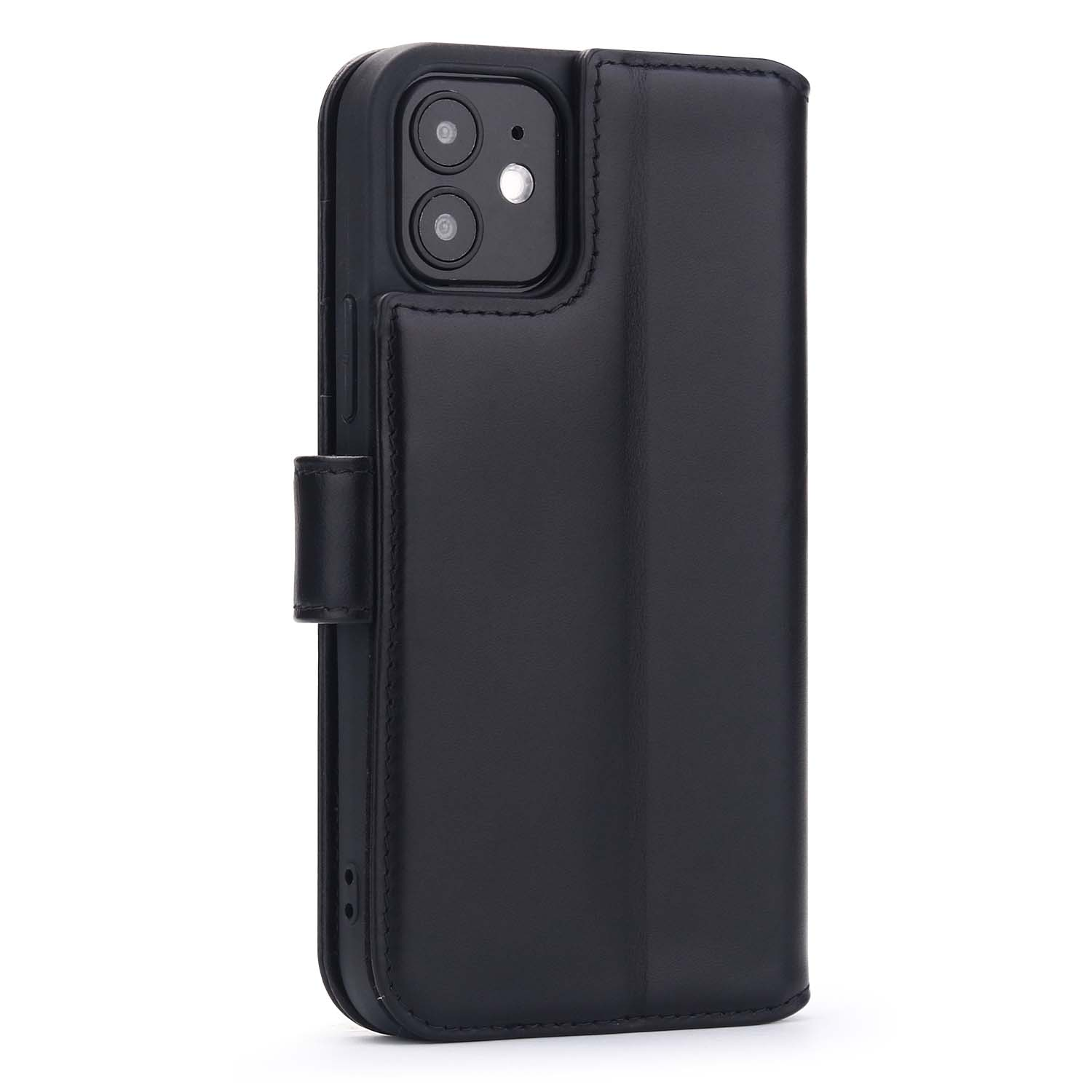 Een zwarte telefoonhoes met telefoon erin, op een witte achtergrond. De hoes heeft een magneetsluiting.