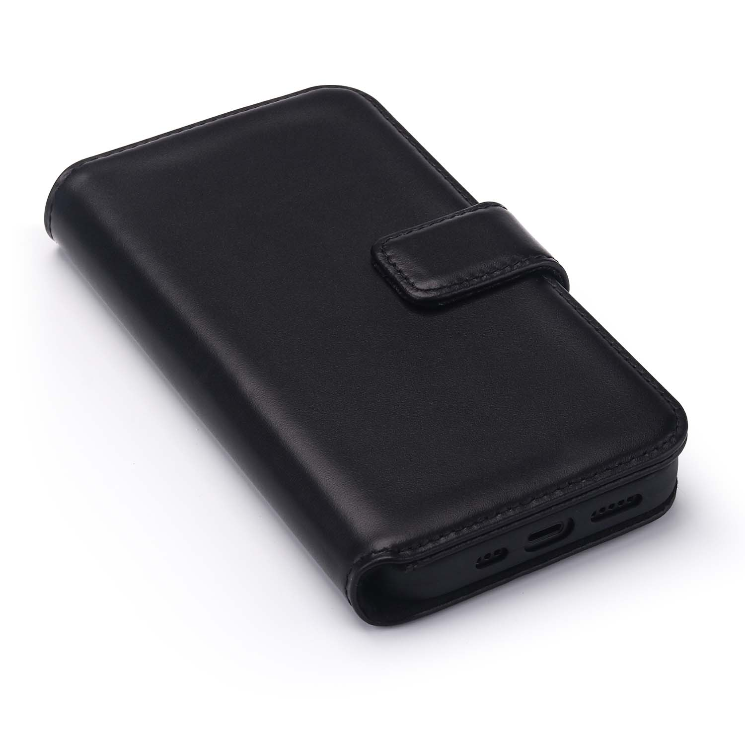 Zwarte leren telefoonhoes, opgevouwen, met sluiting. Heeft een poort aan de onderkant.