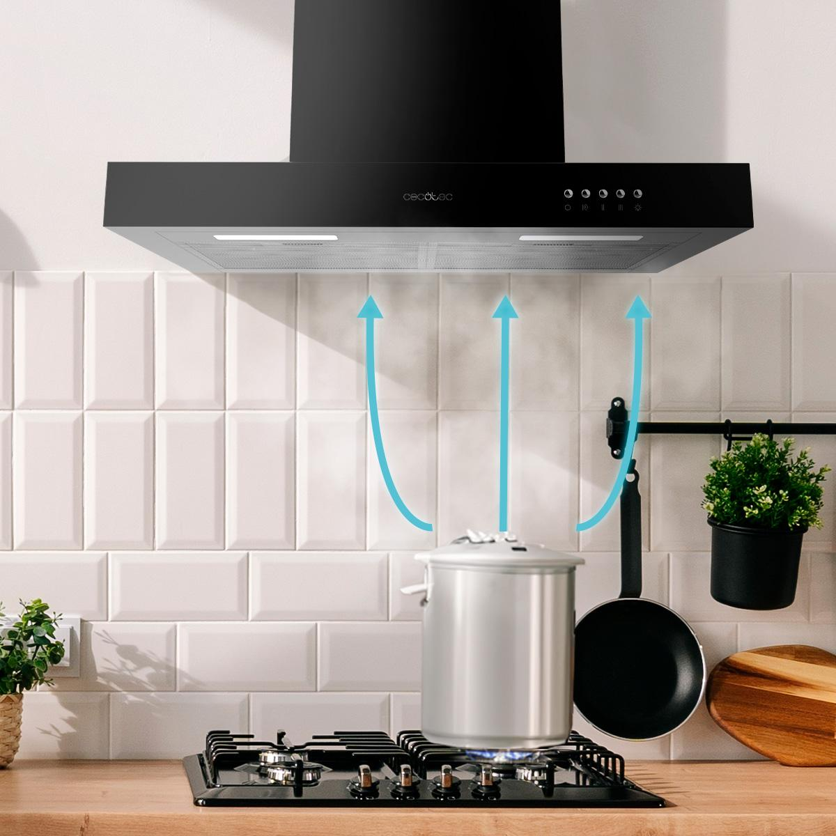 Campana extractora negra sobre una estufa con una olla. Flechas azules indican vapor ascendente.