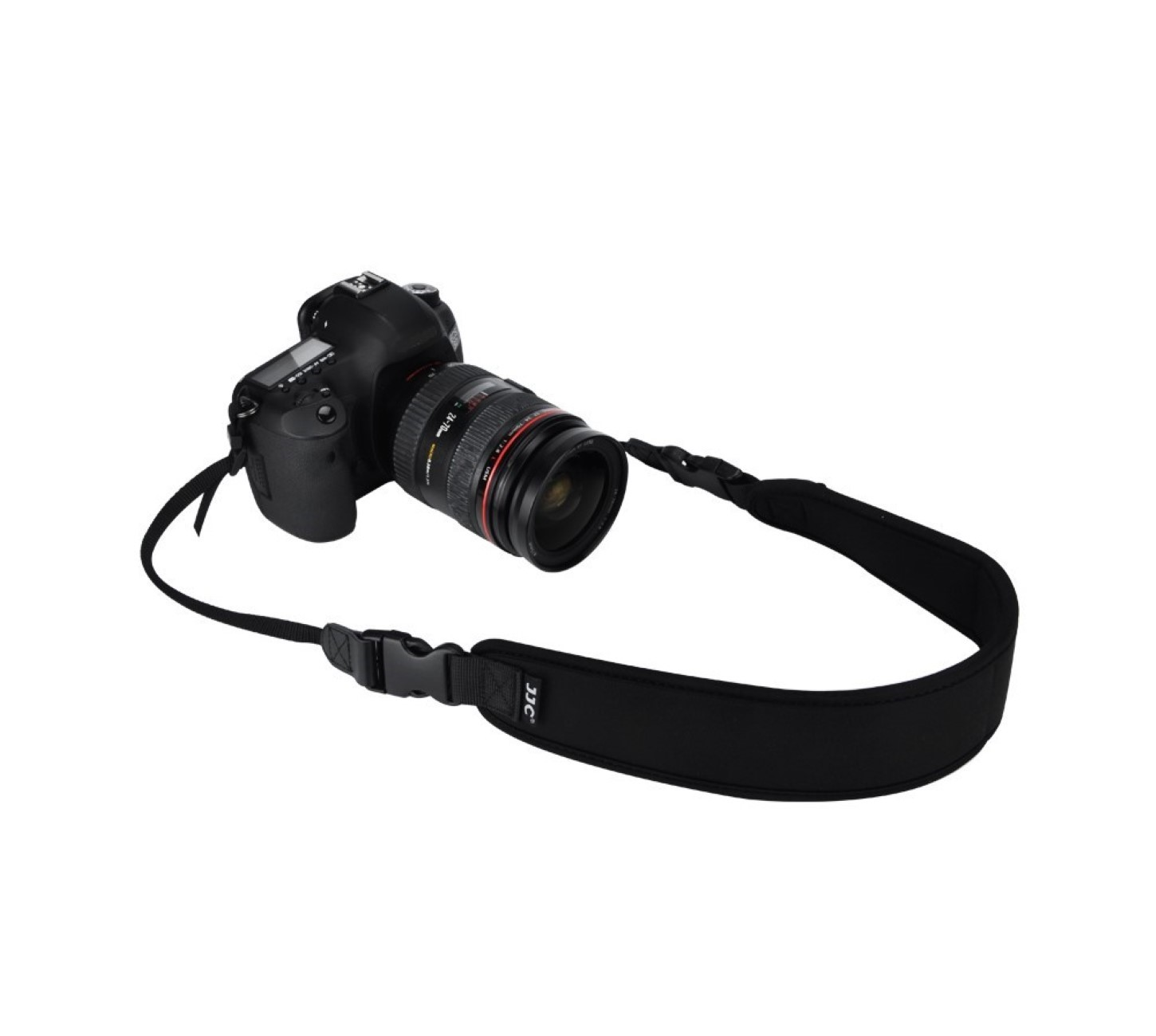 Schwarze DSLR-Kamera mit Objektiv und schwarzem Gurt vor weißem Hintergrund.