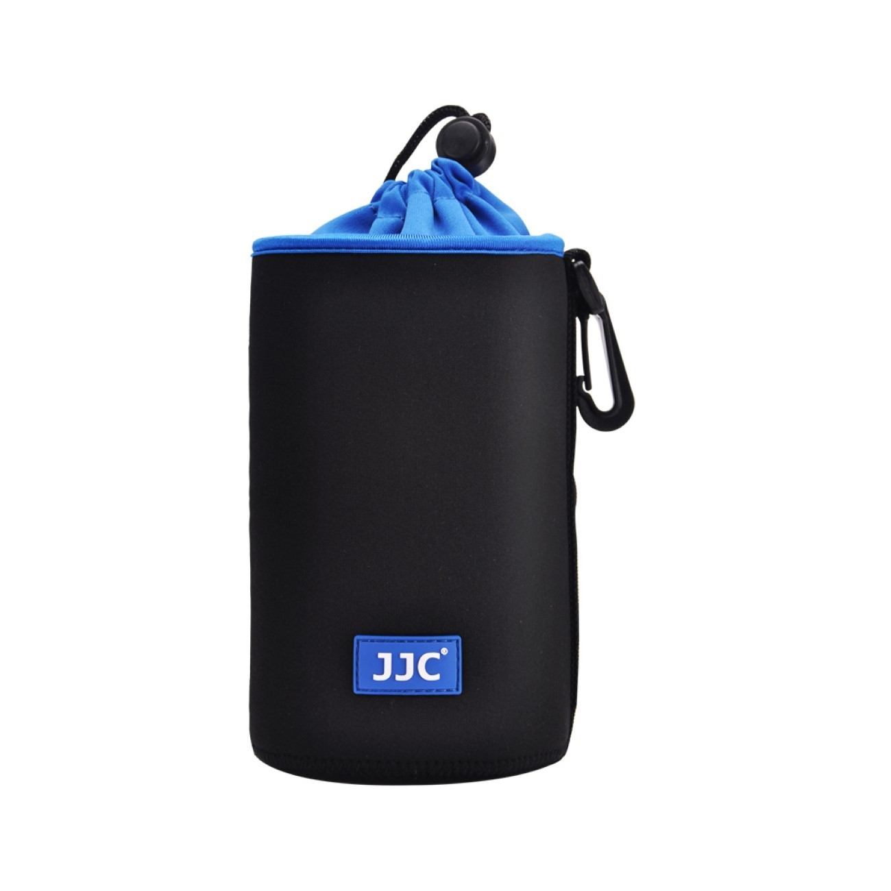 Schwarze Kameratasche mit blauem Kordelzug und schwarzem Karabinerhaken, mit JJC-Logo.