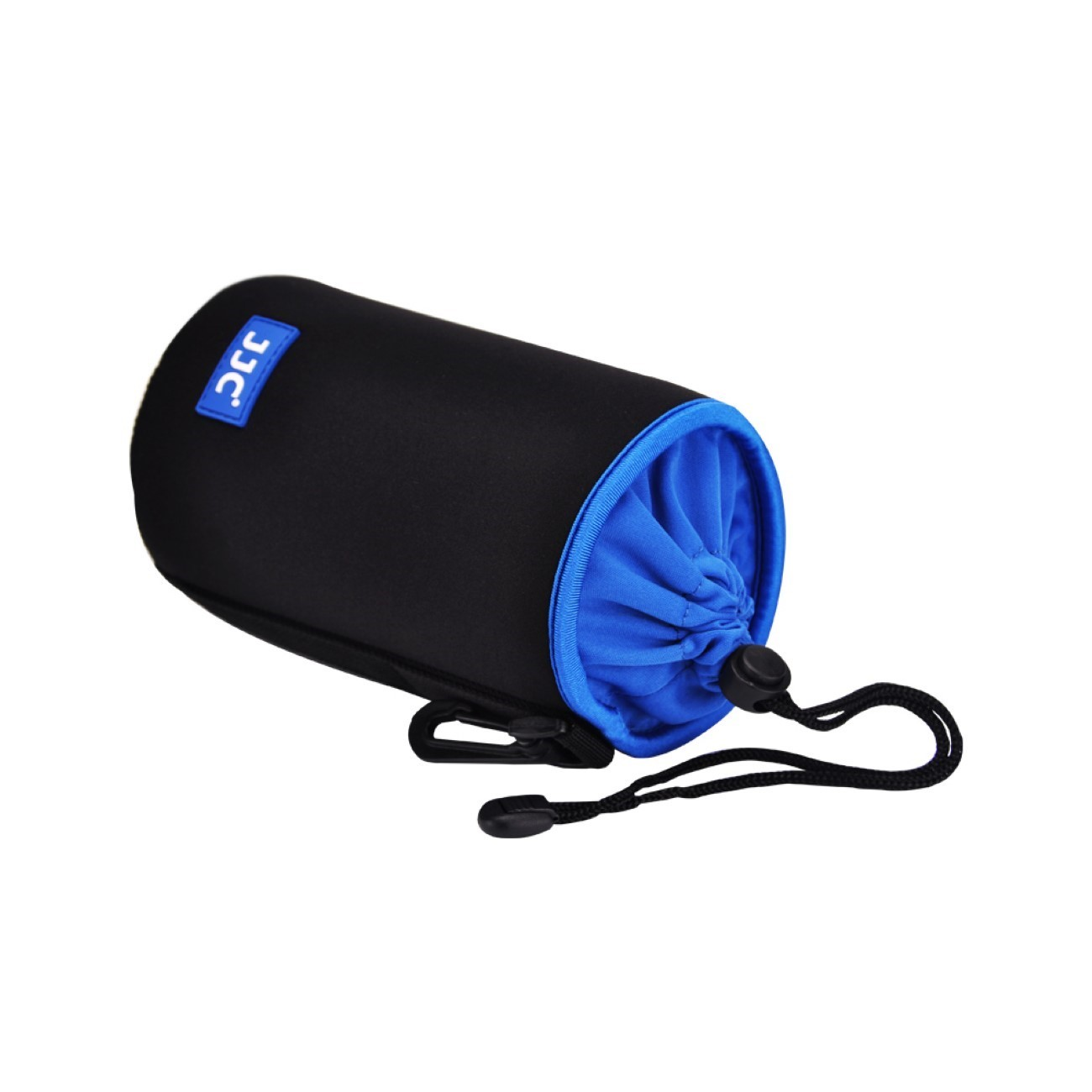 Eine schwarz-blaue Objektivtasche. Sie ist zylindrisch mit Kordelverschluss und Clip.