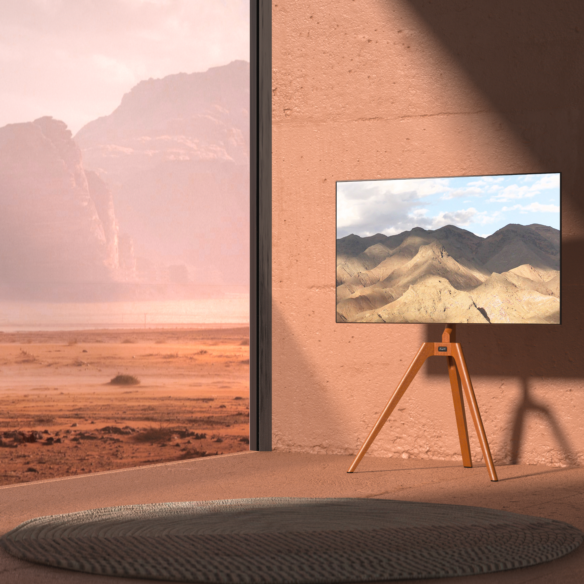 Ein Fernseher auf einem Holzständer vor einem Fenster. Das Fenster zeigt eine Wüstenlandschaft.