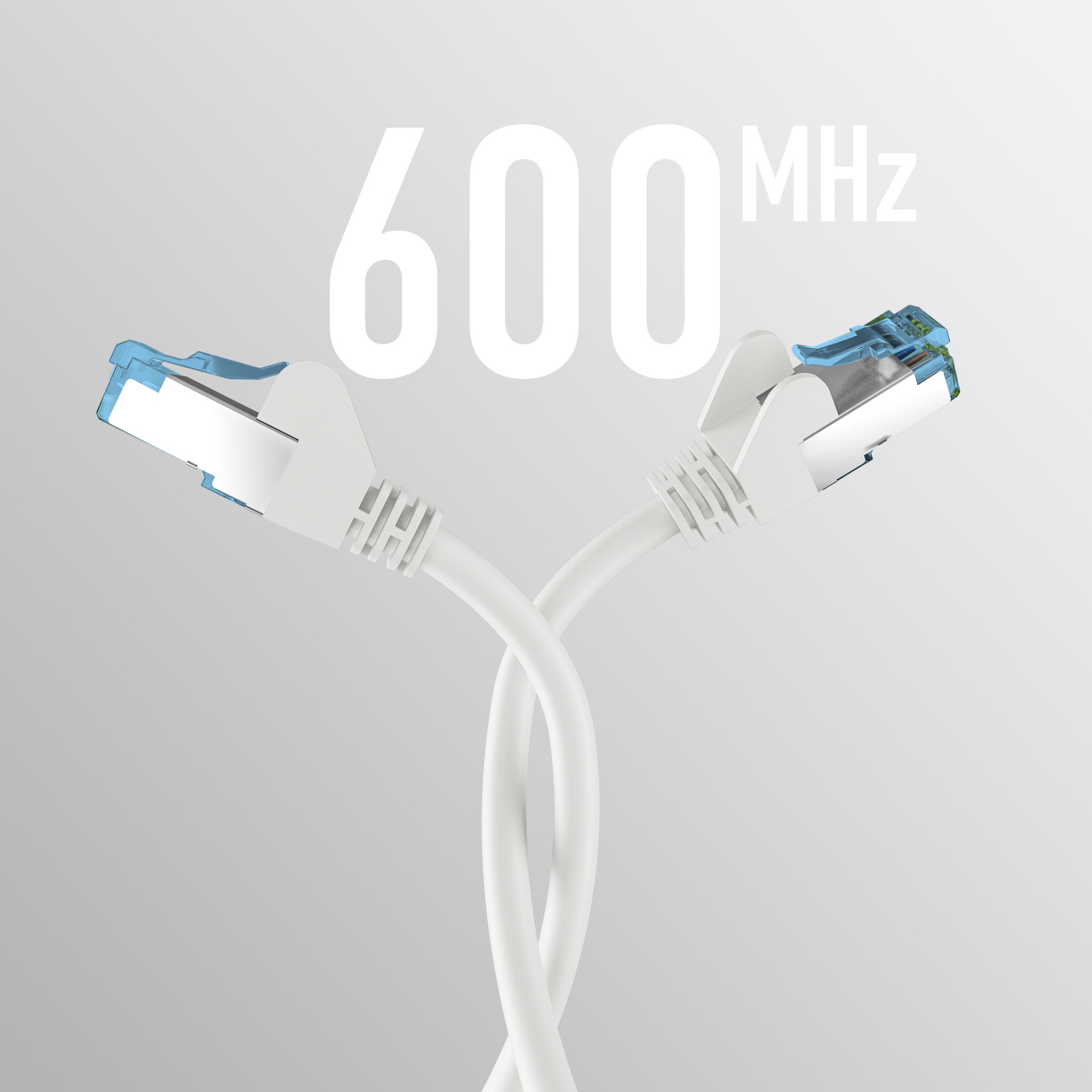 Zwei weiße Ethernet-Kabel mit blauen Steckern, vor grauem Hintergrund.