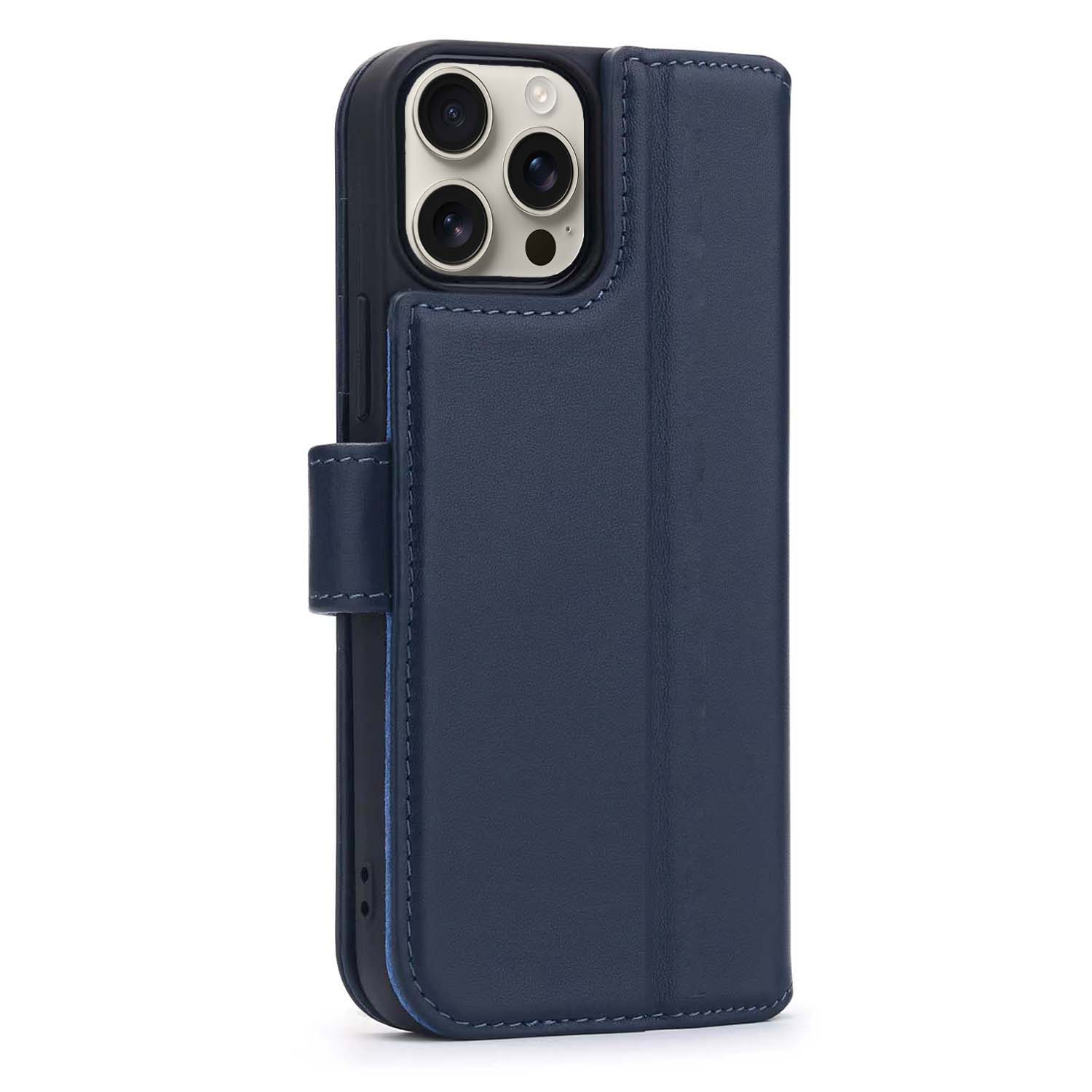 Gesloten blauwe leren telefoonhoesje met zichtbare telefooncamera. Witte achtergrond.