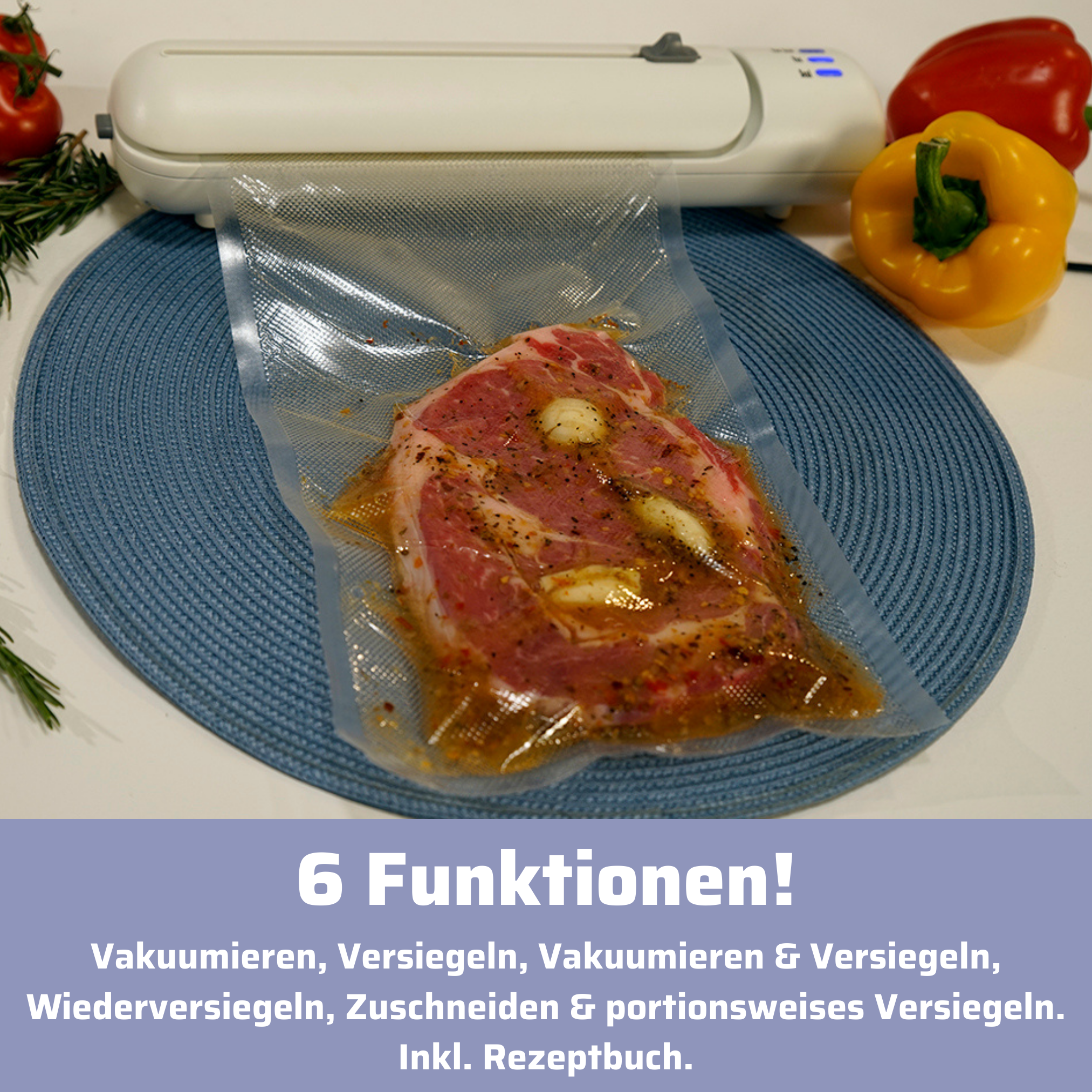 Ein Steak in einem klaren vakuumversiegelten Beutel auf einer blauen Tischmatte. Eine Vakuumversiegelung befindet sich im Hintergrund.