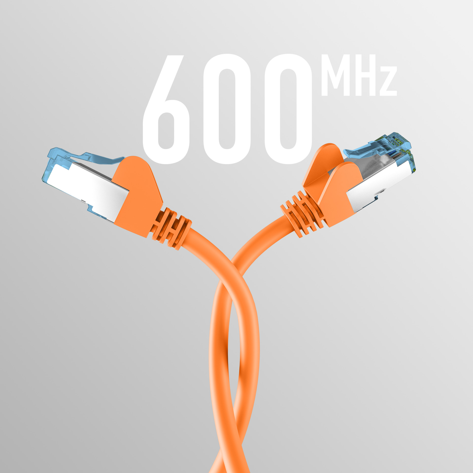Zwei orangefarbene Netzwerkkabel mit RJ45-Anschlüssen vor einem hellgrauen Hintergrund.