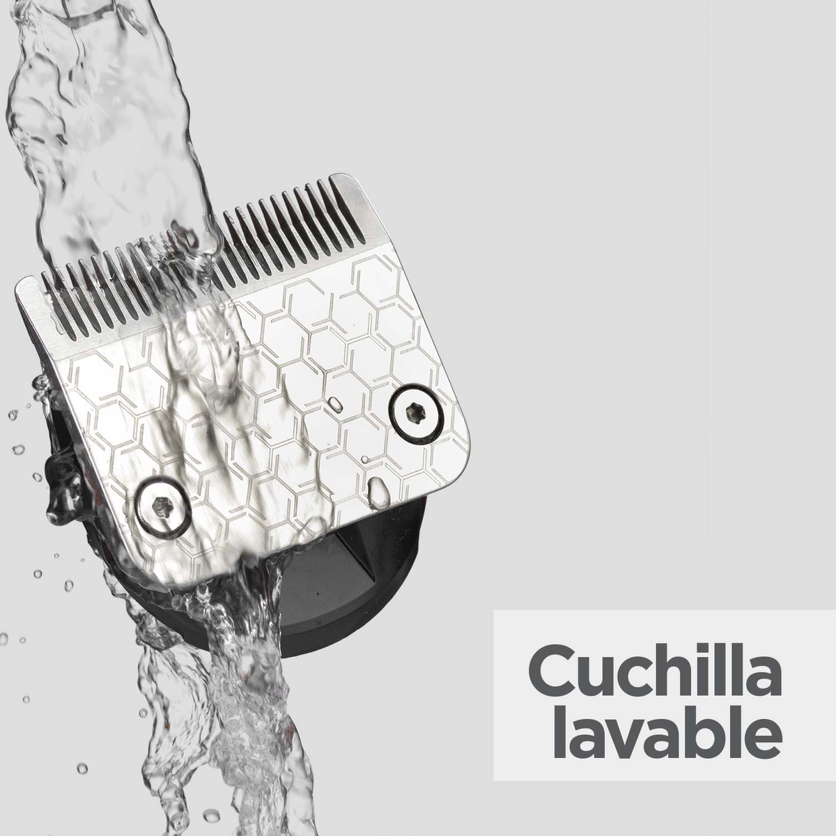 L'acqua scorre su una testina d'argento. Il testo 'Cuchilla lavable' è visualizzato.