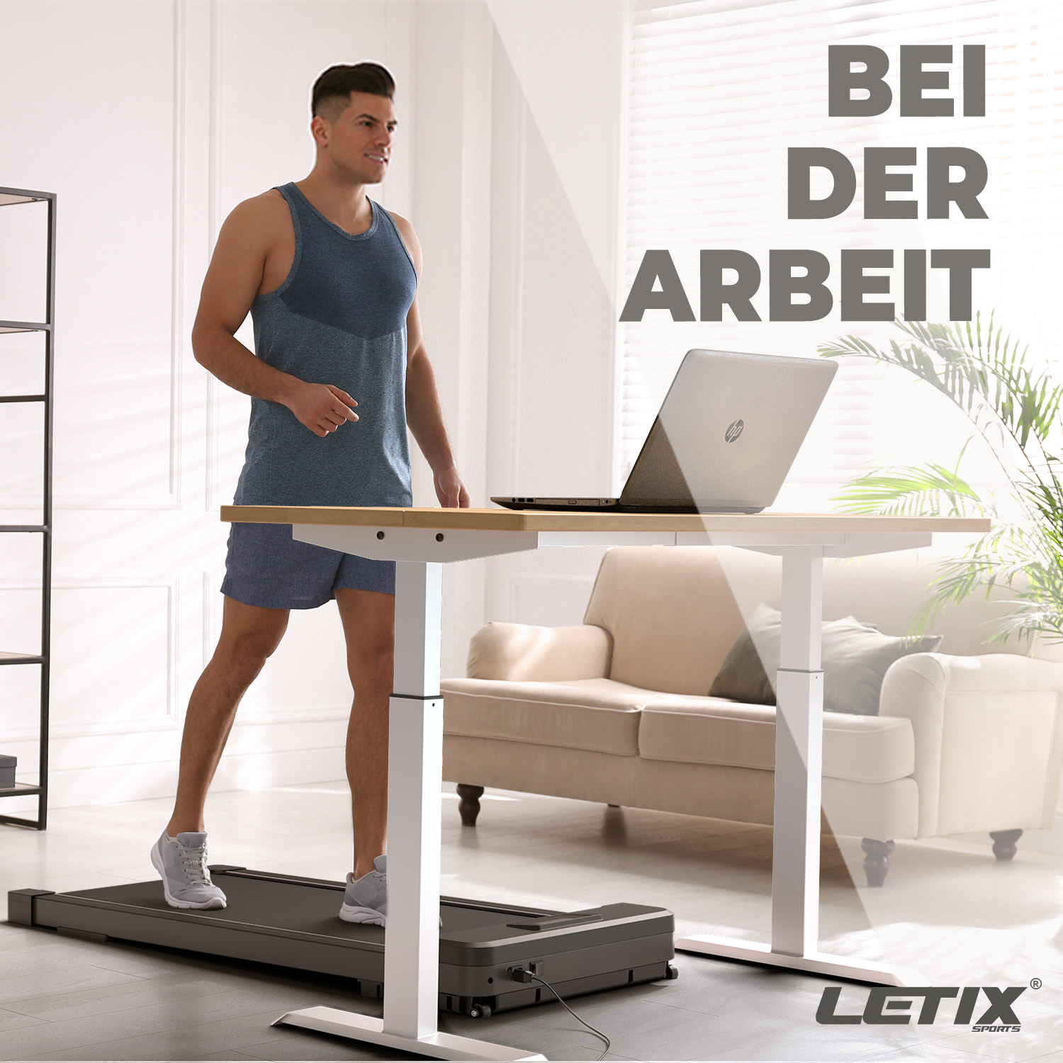 Ein Mann, der auf einem Laufband-Schreibtisch geht und an einem Laptop arbeitet. Im Hintergrund ist eine Couch.