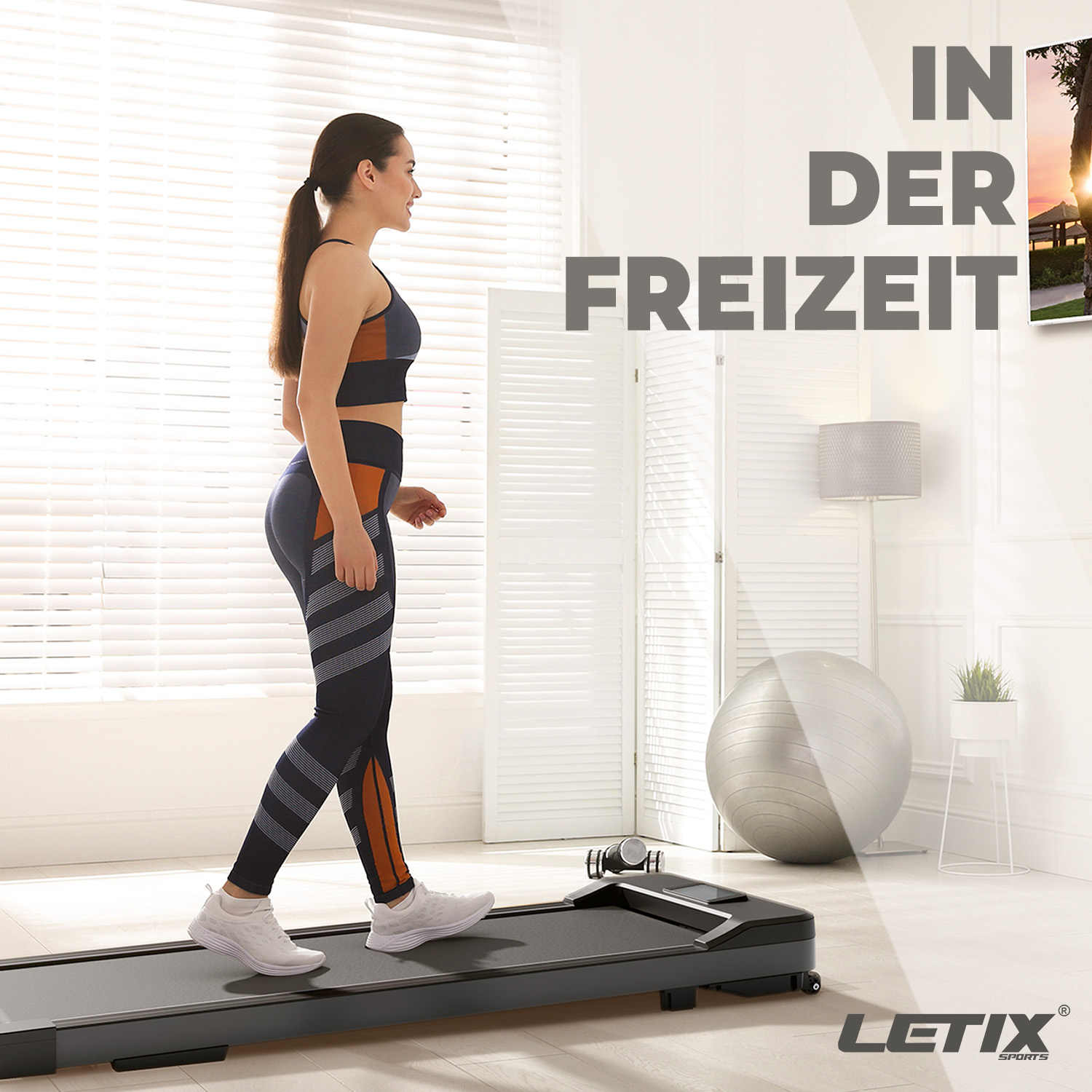 Frau geht auf einem Laufband. Sie trägt Sportkleidung. An der Wand steht 'IN DER FREIZEIT'.