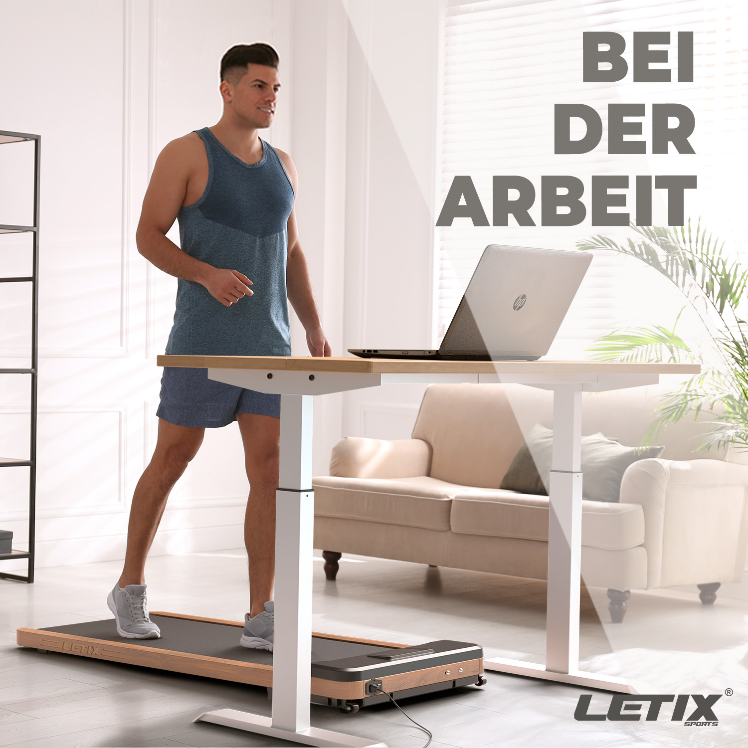 Mann am Laufband-Schreibtisch. Er trägt ein blaues Oberteil. Text: Bei der Arbeit.