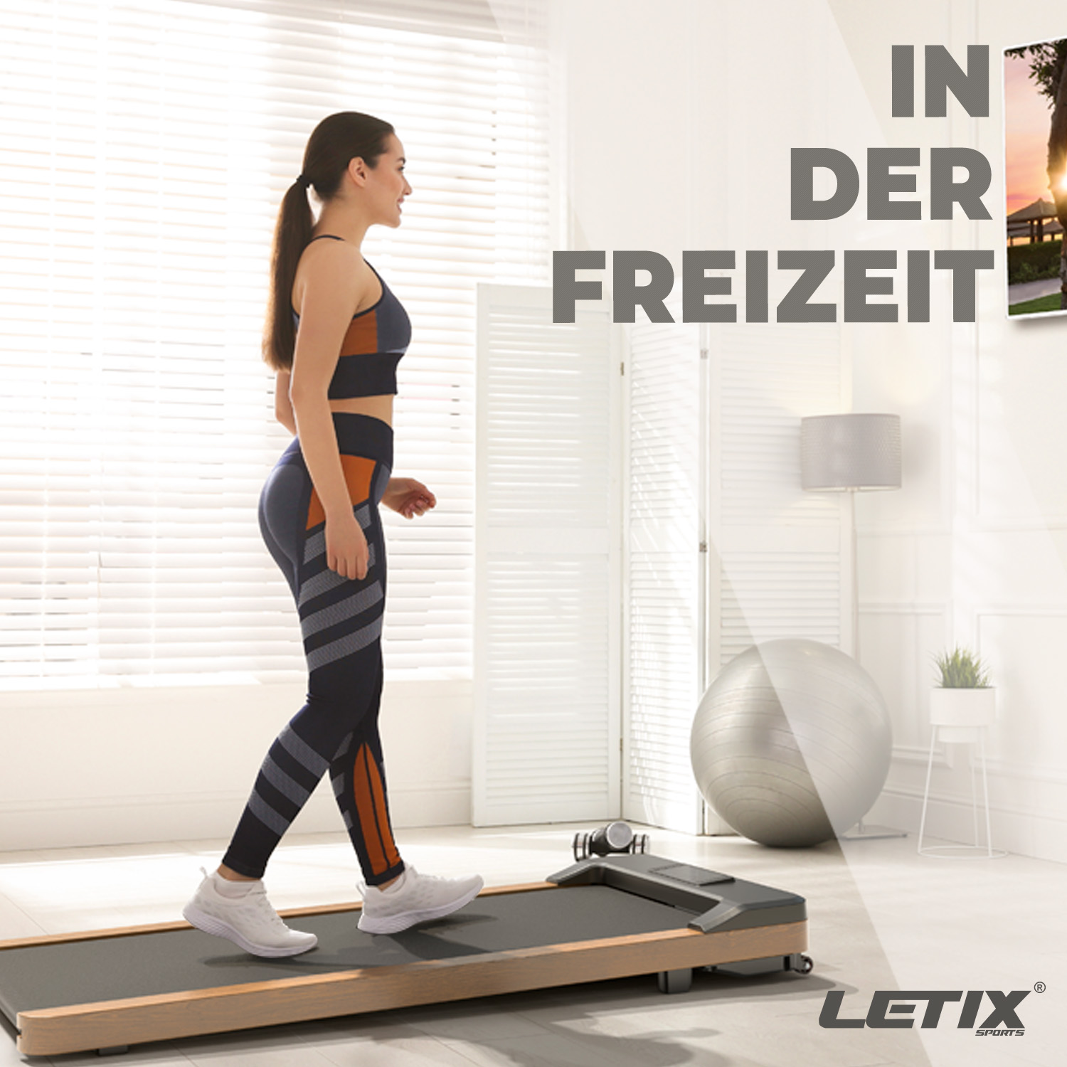 Frau geht auf Laufband. Text „IN DER FREIZEIT“ rechts, in einem Raum.