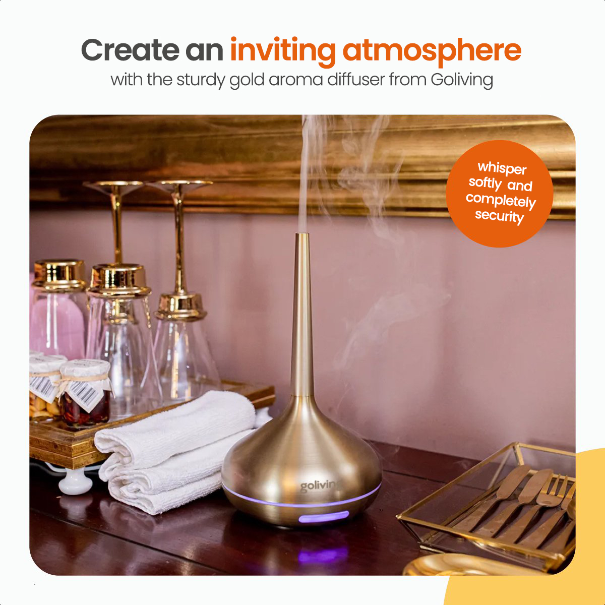 Goldener Aroma-Diffusor auf einem Holztisch mit Zubehör. Text: Schaffen Sie eine einladende Atmosphäre.