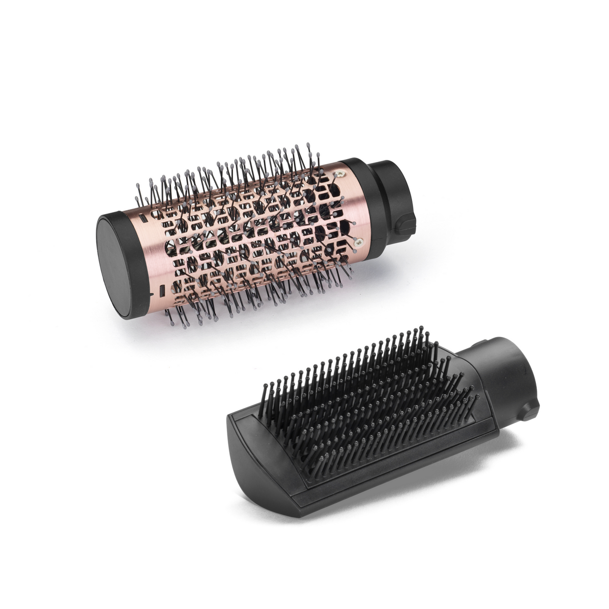 Dos accesorios para cepillo de pelo. Uno redondo, oro rosa y negro. El otro es un cepillo plano, negro.