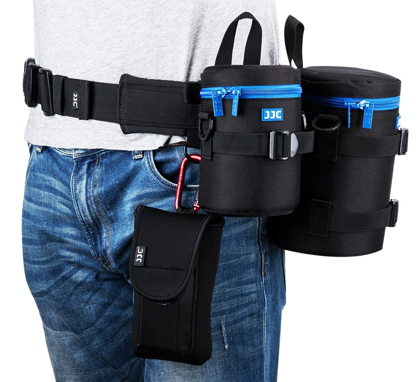 Ein Mann trägt einen Gürtel mit mehreren schwarzen Taschen mit blauen Reißverschlüssen.