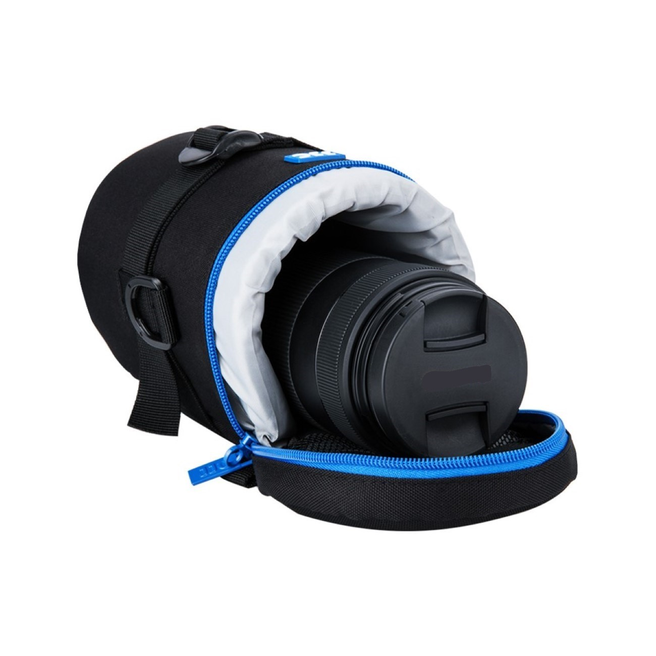Schwarzes Kameraobjektiv in einer blau gefütterten, schwarzen Schutzhülle, offen, auf weißem Hintergrund.