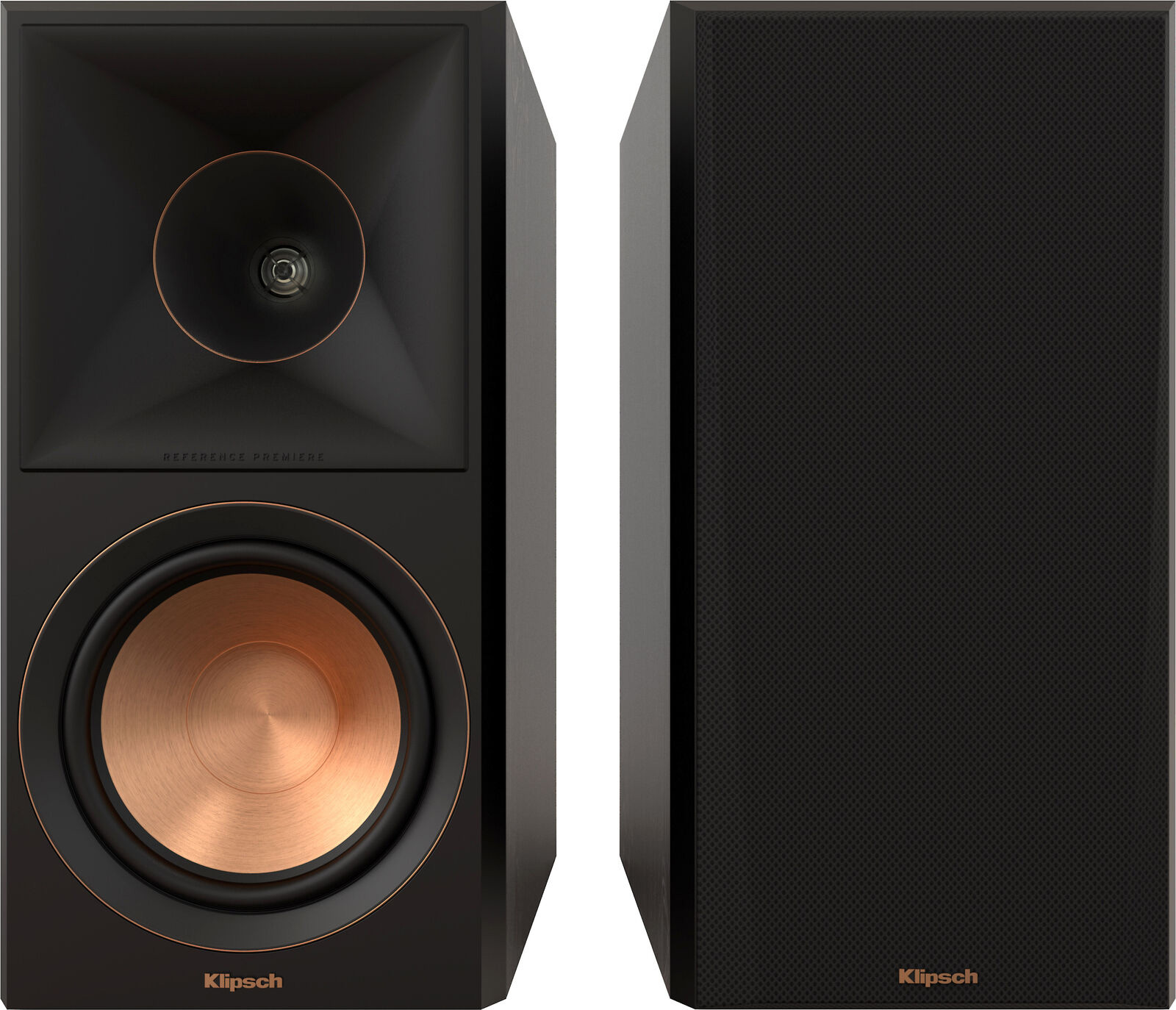 Twee zwarte Klipsch-luidsprekers. Eén heeft een koperen woofer en een hoorn-tweeter, de andere heeft een zwart gaas.