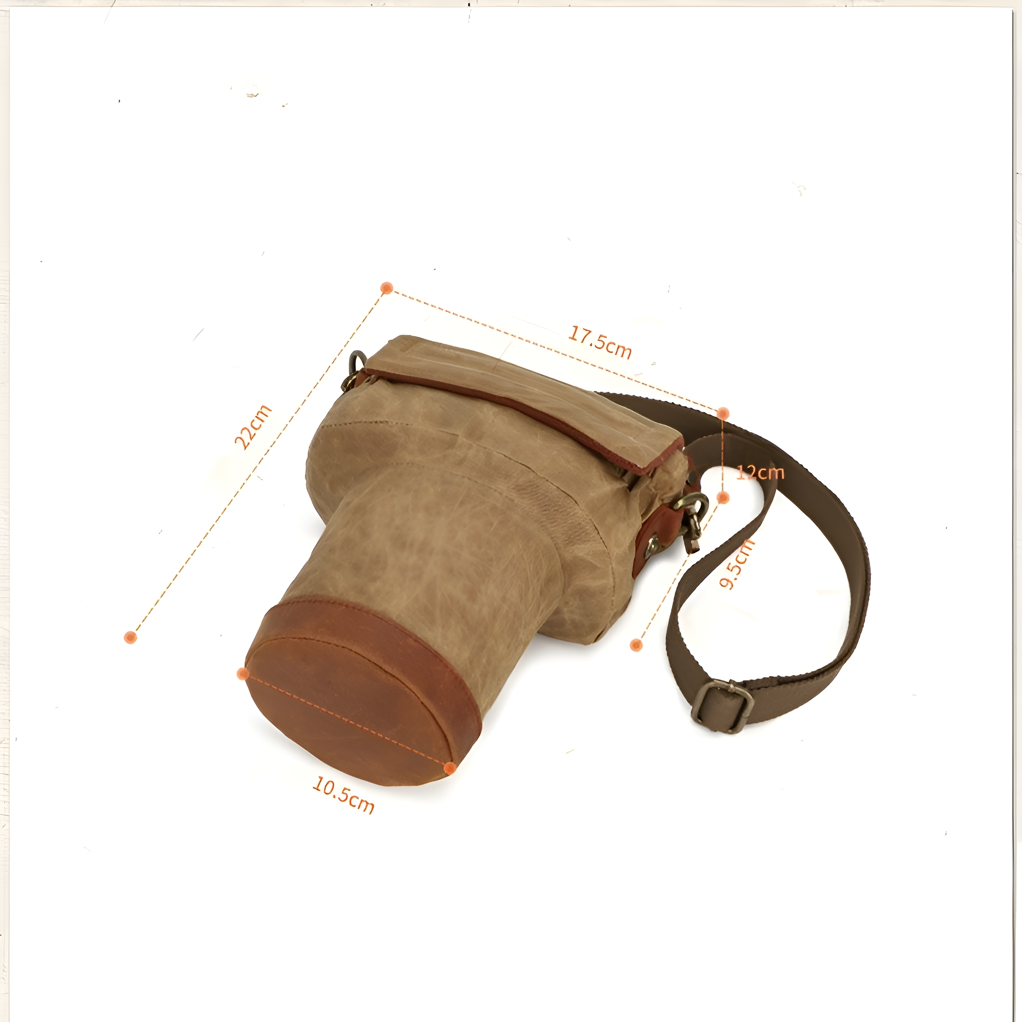Eine Kamera-Tasche in Kameraform mit Maßangaben in Zentimetern.