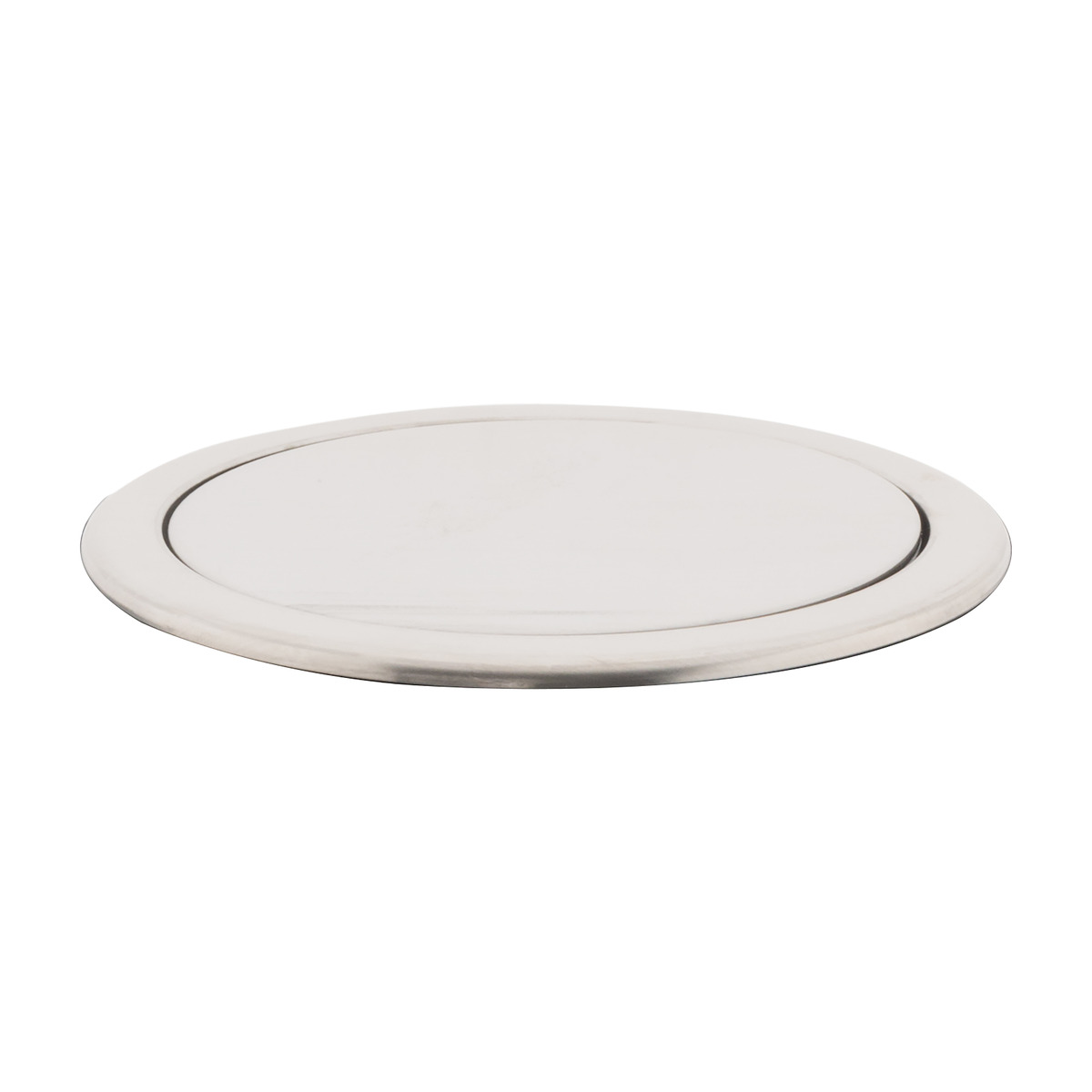 Plato metálico redondo, plateado, ligeramente elevado y reflejando la luz, aislado sobre blanco.